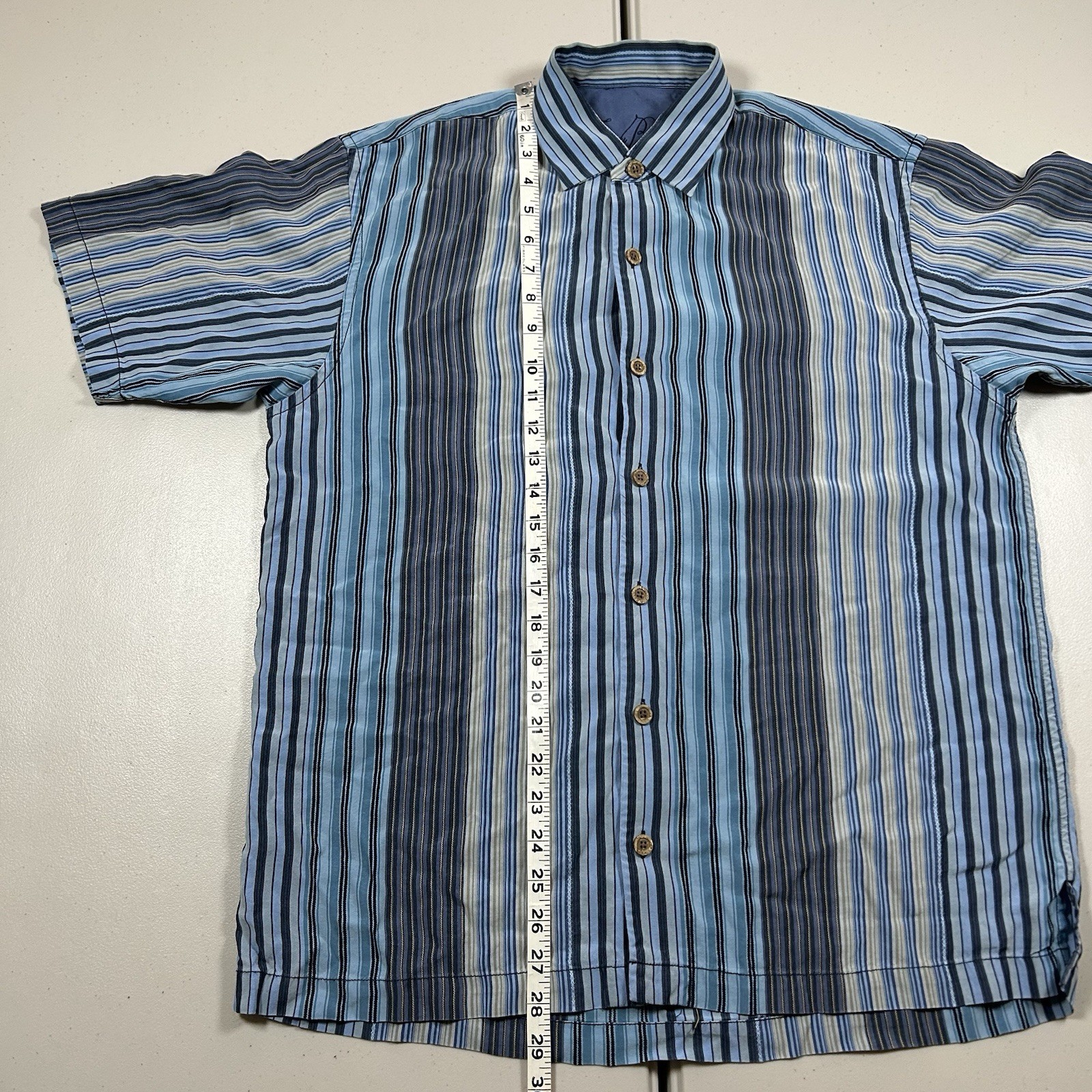 Tommy Bahama Blue Striped Button Up Shirt Men’s Size Medium Beach Vacation
