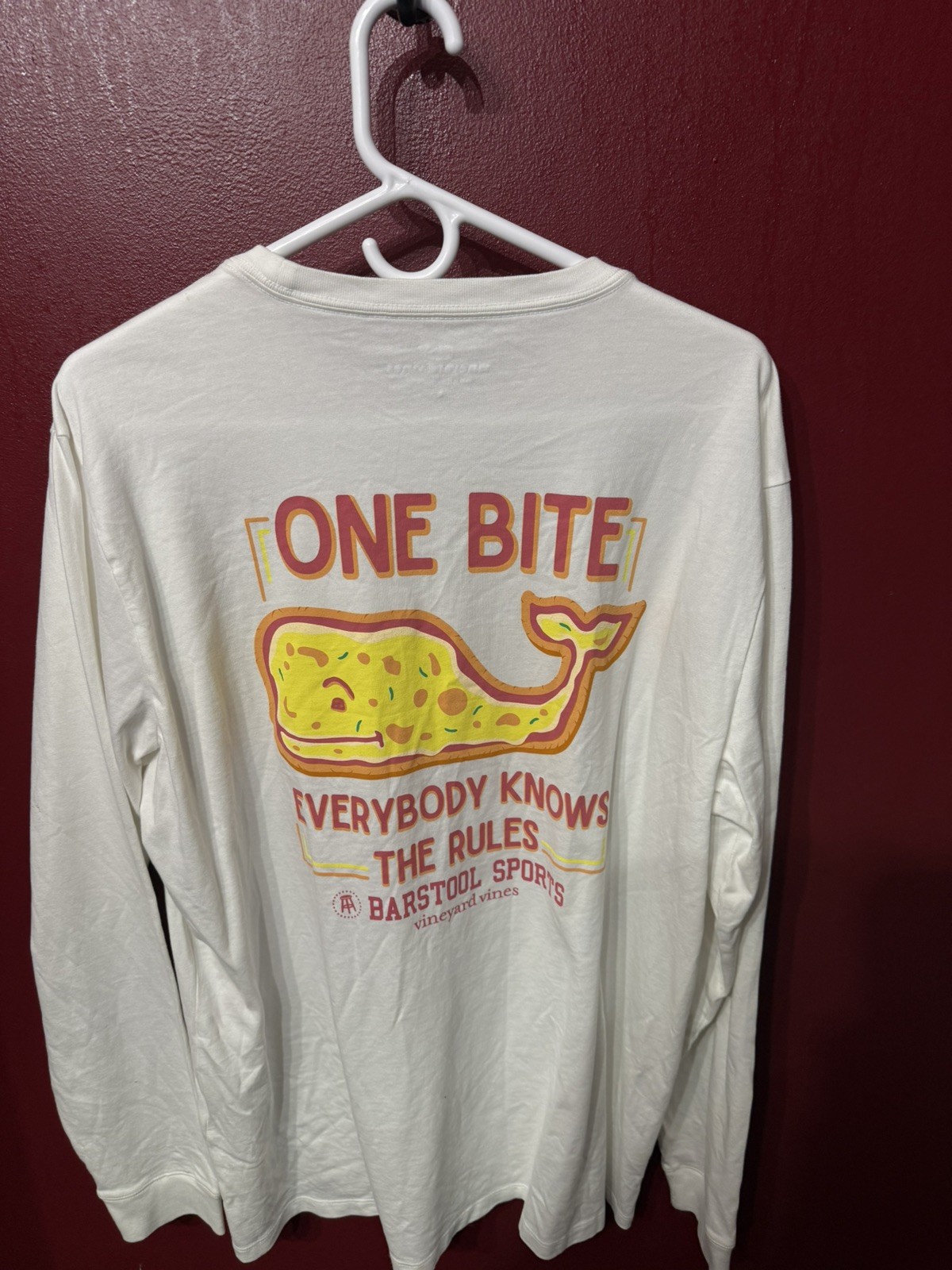 VINEYARD VINES X BARSTOOL “ONE BITE EVERYBODY KNOWS THE RULES” WHITE MEN’S L