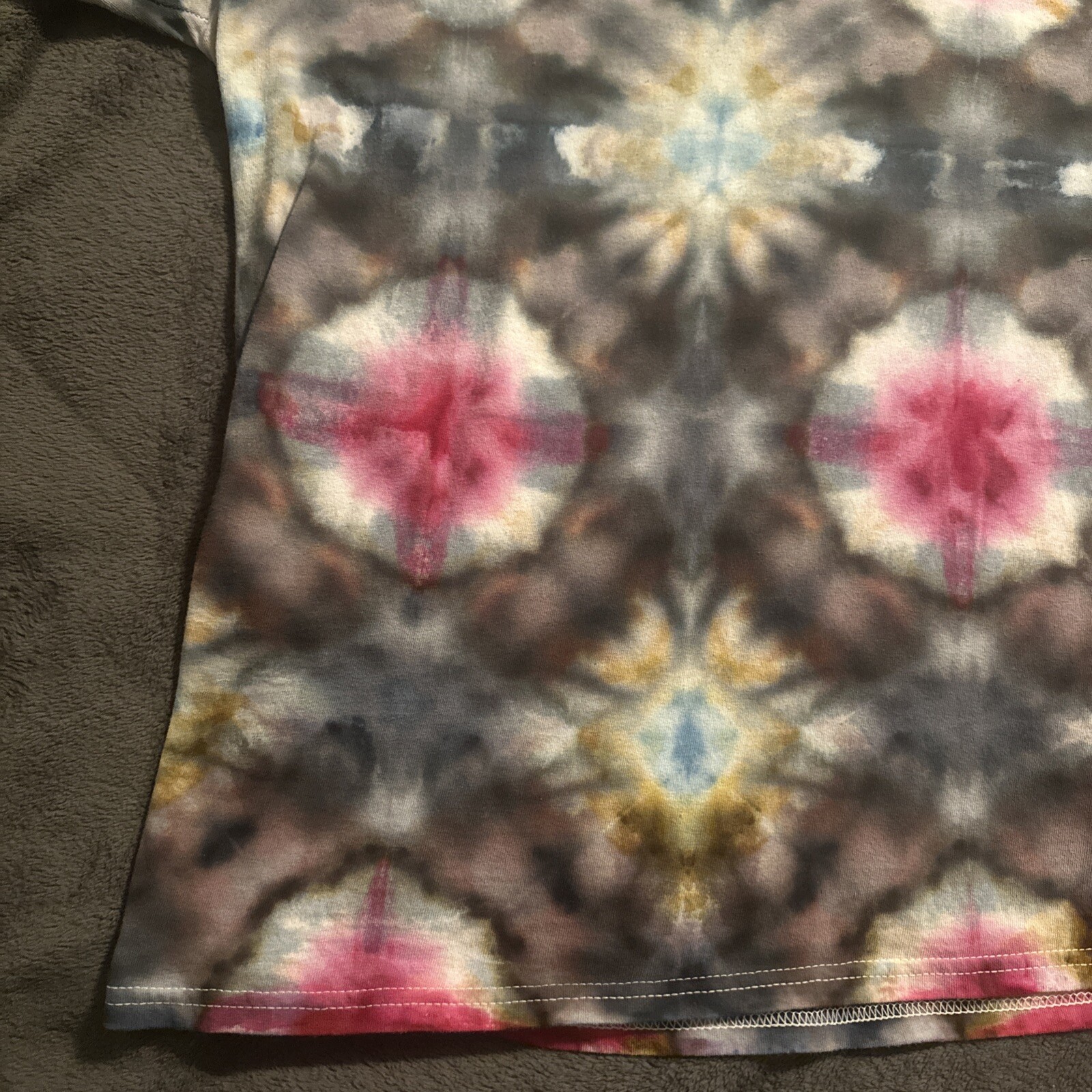 GILDAN TIE DYE Medium SHORT SLEEVE GRAY PINK BLUE RED Swirl OF MANY COLORS