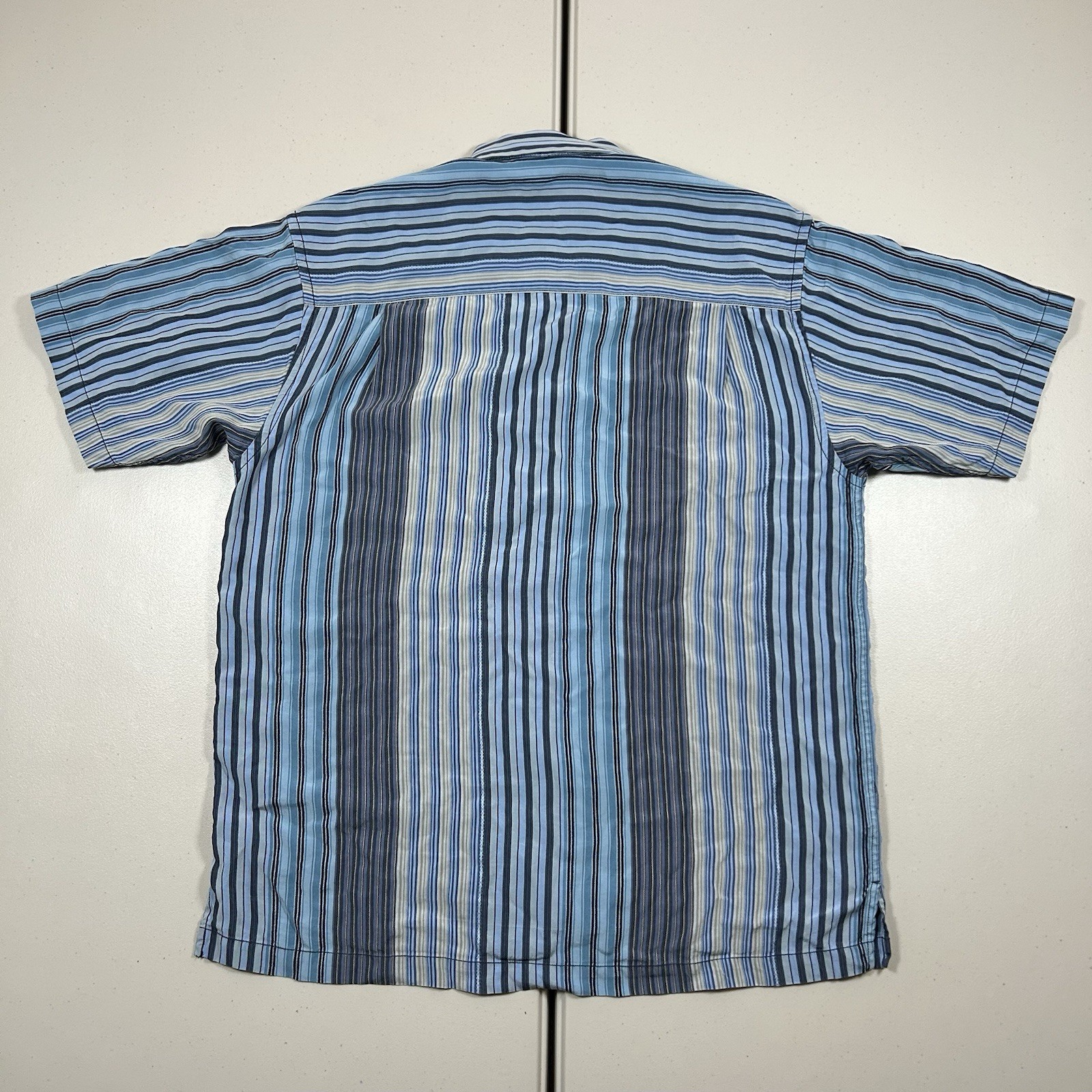 Tommy Bahama Blue Striped Button Up Shirt Men’s Size Medium Beach Vacation
