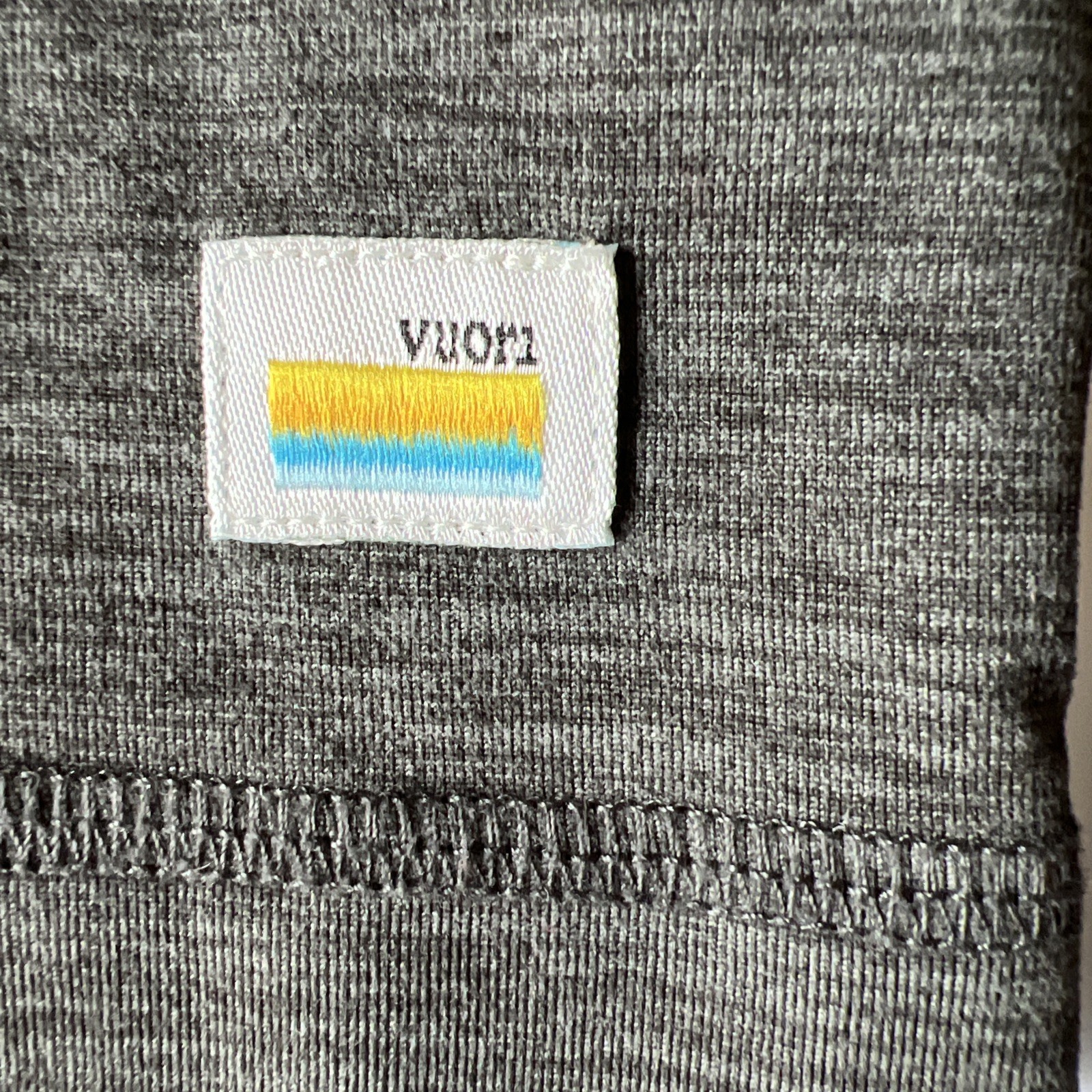 Vuori Ease Henley Shirt Men’s Medium Gray Performance Stretch Long-Sleeve