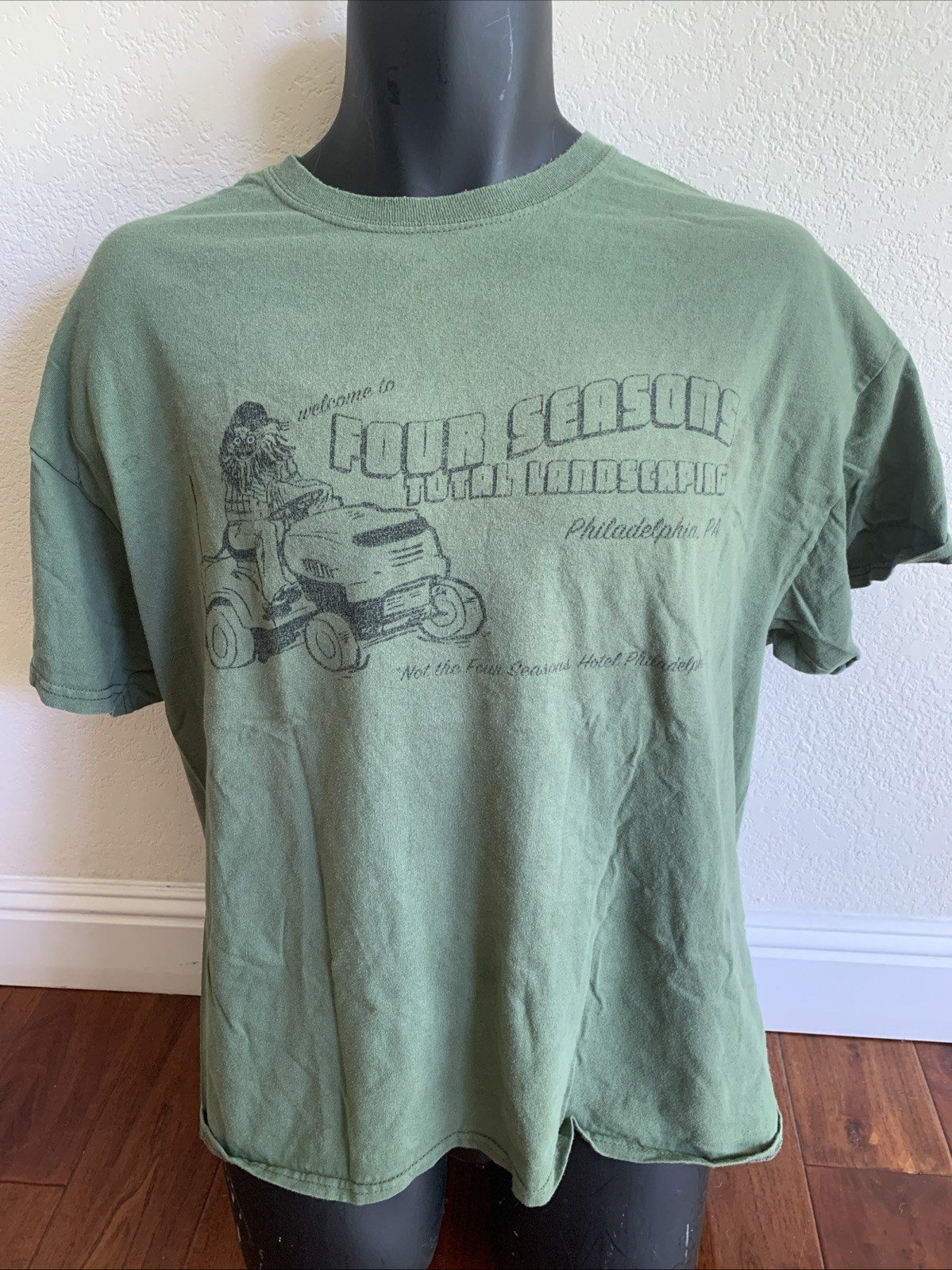 Gritty Four Seasons Total Landscaping Graphic T -Shirt Men’s XL Philadelphia PA