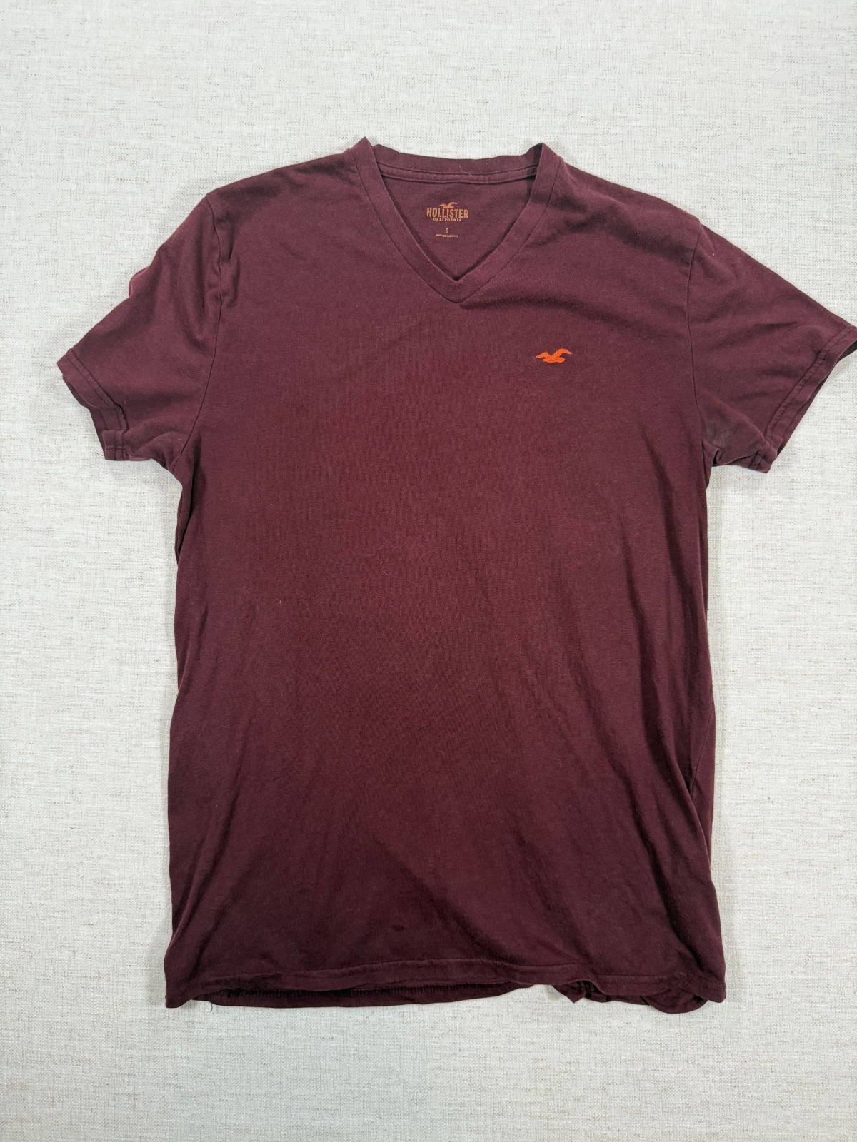 Hollister T Shirt Mens Small Burgundy Seagull Logo Casual V Neck Short Sleeve