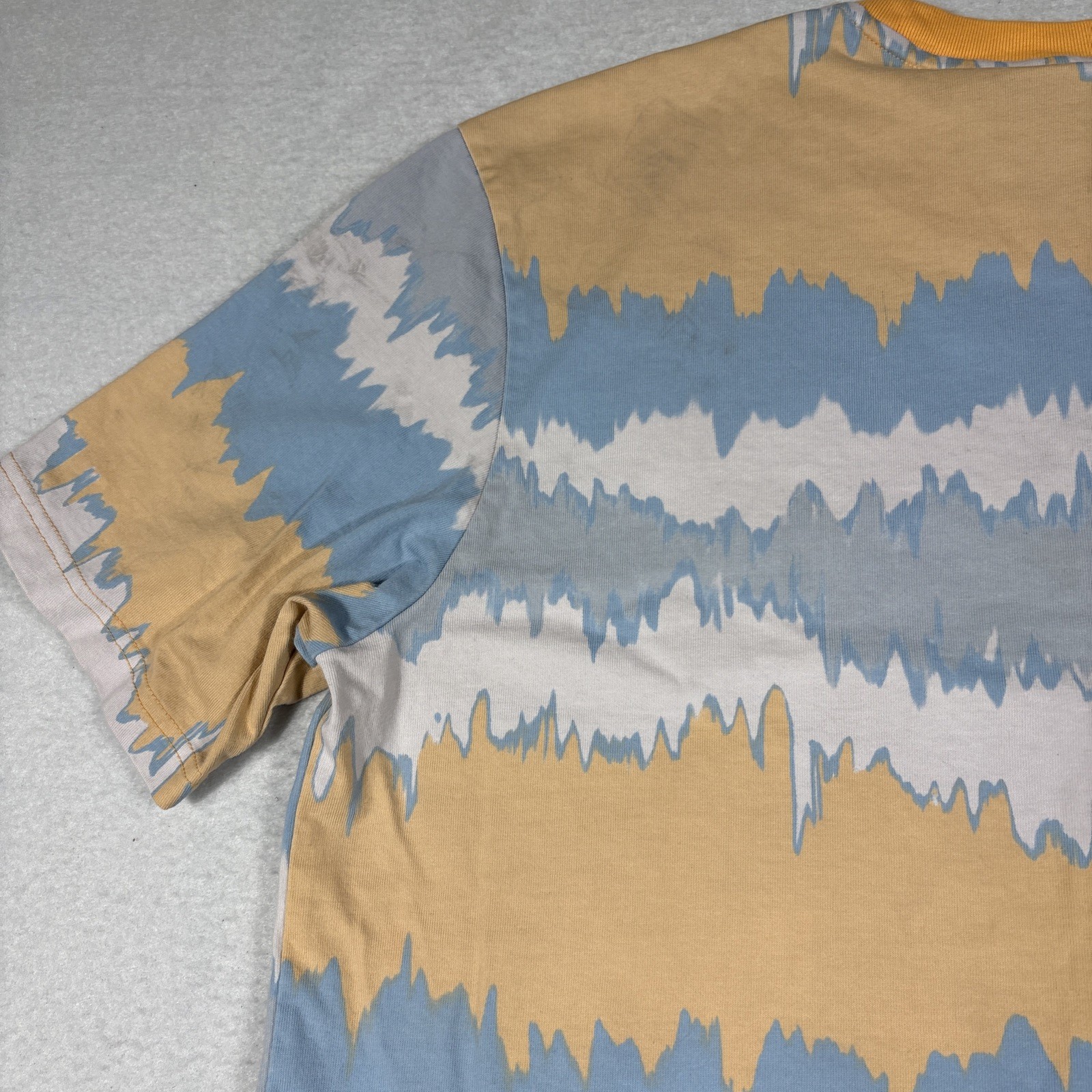 Adidas Men’s Adventure Chameleon Logo Shirt Size Large in Multi-Colors