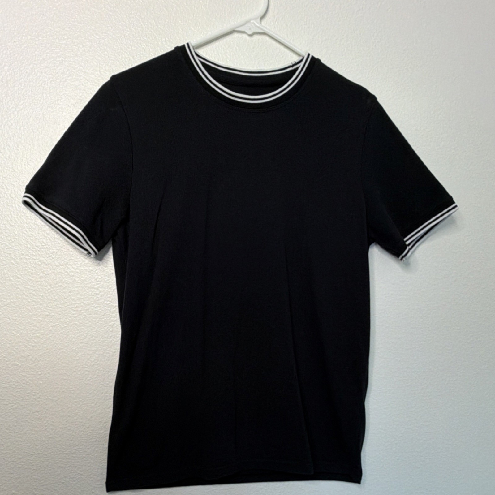 Old Navy Men’s Black Knit Short Sleeve Crew Neck T-Shirt S Contrasting Trim