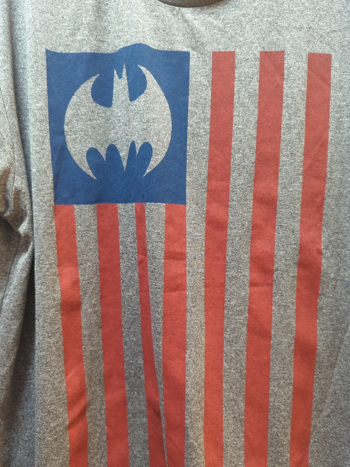 Batman men’s large L heathered gray blue red flag t-shirt polyester