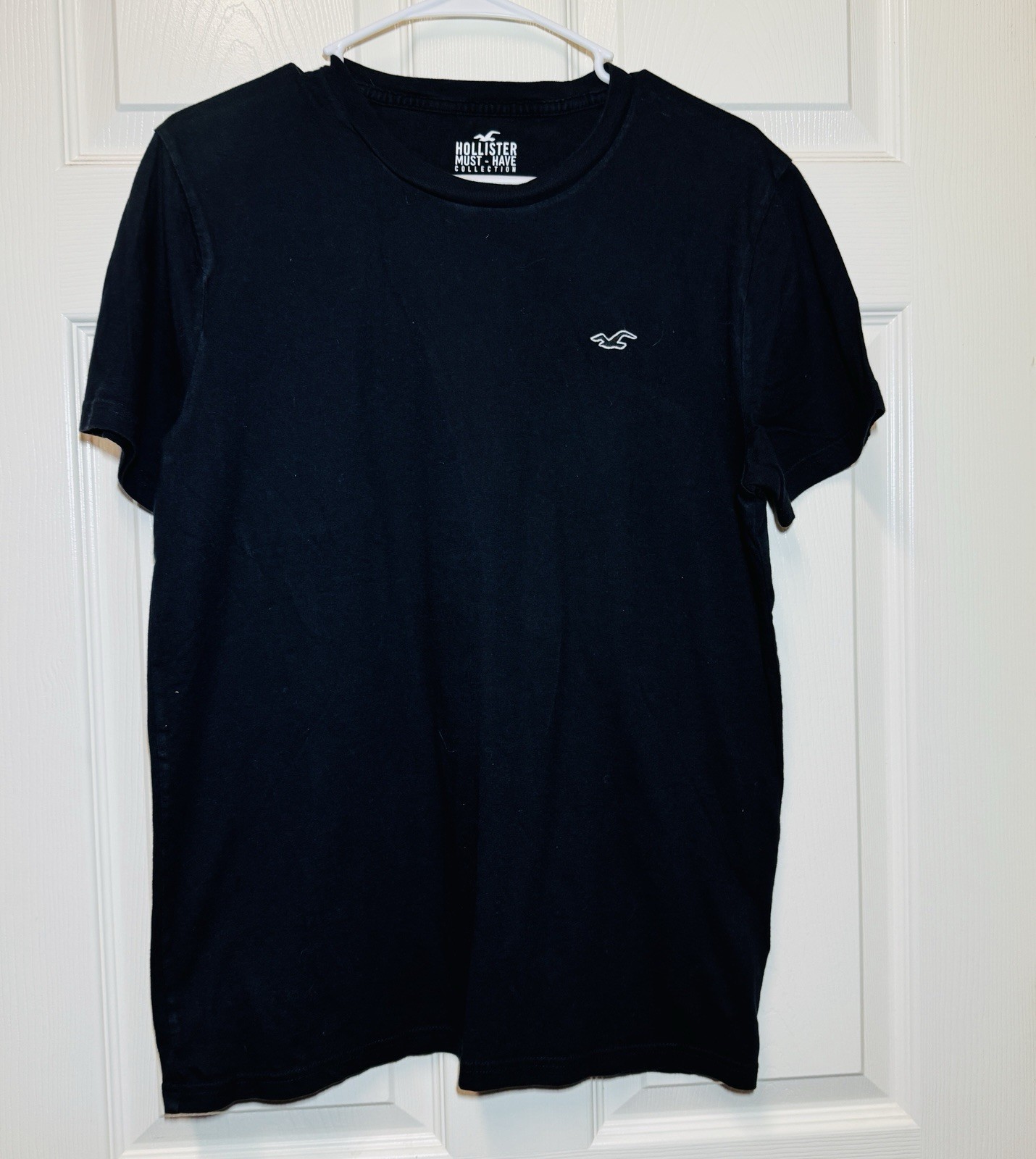 Hollister Men Must Have Collection T-Shirt. Black With Embroidered Logo. Size M