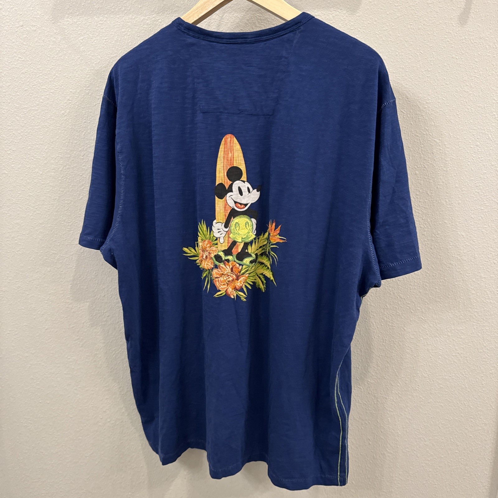Tommy Bahama XL T-Shirt Happiest Surf Earth Mickey Disney Blue Mickey Board
