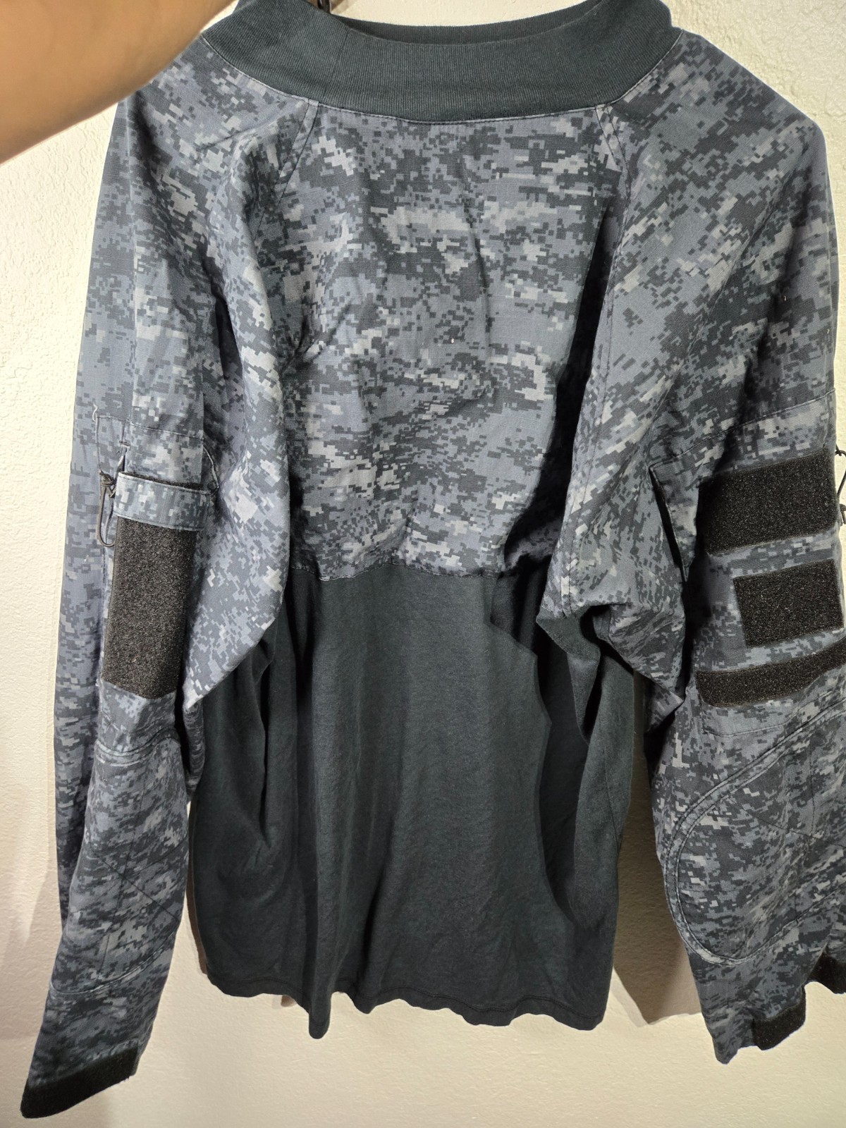 RothCo Long Sleeve Camo Shirt Size XL Black Grey Camouflage Design Acrylic Army