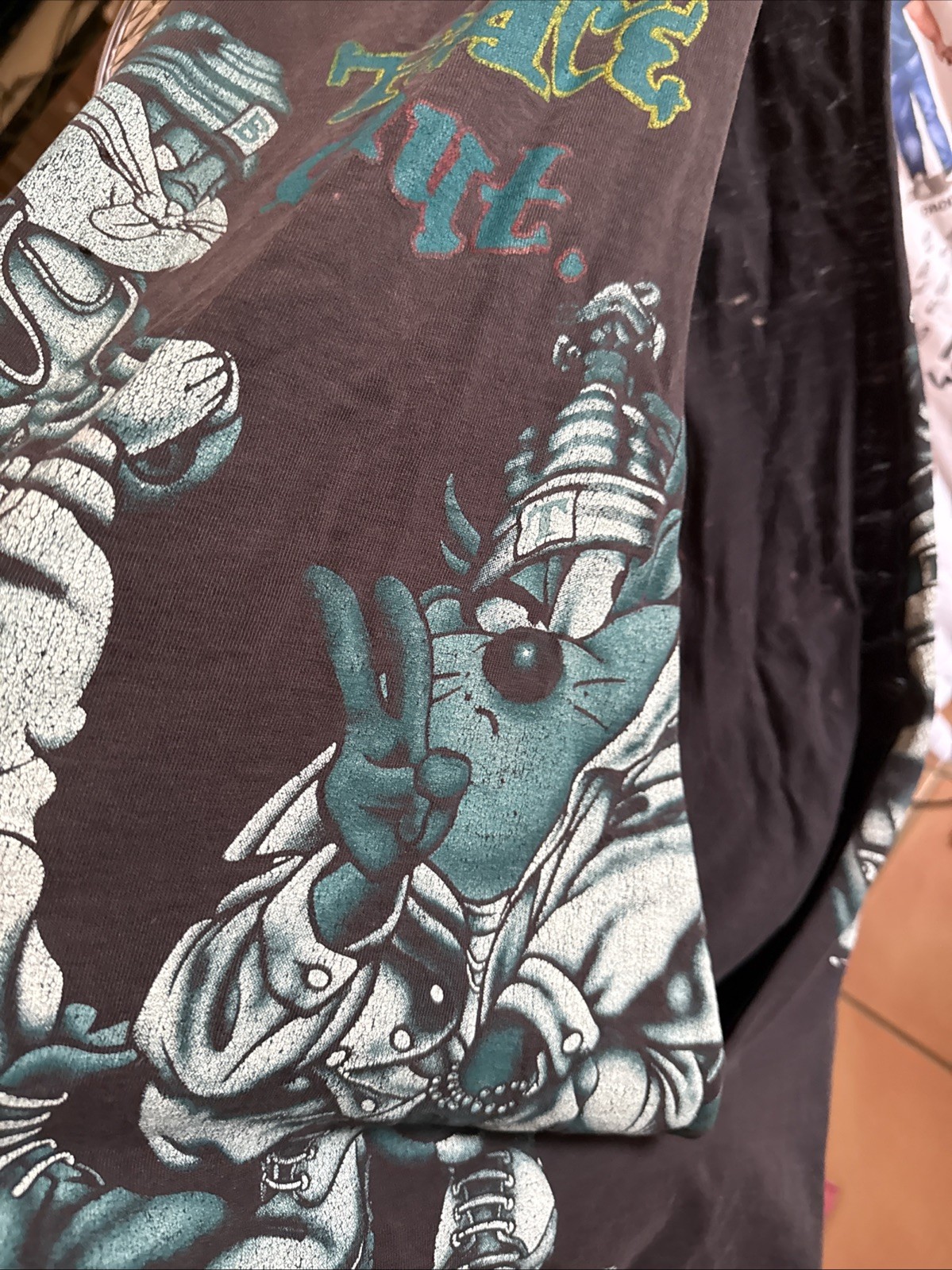 Vintage Distressed & Faded 90s 1993 Looney Tunes Peace Out T-shirt 100% Cotton