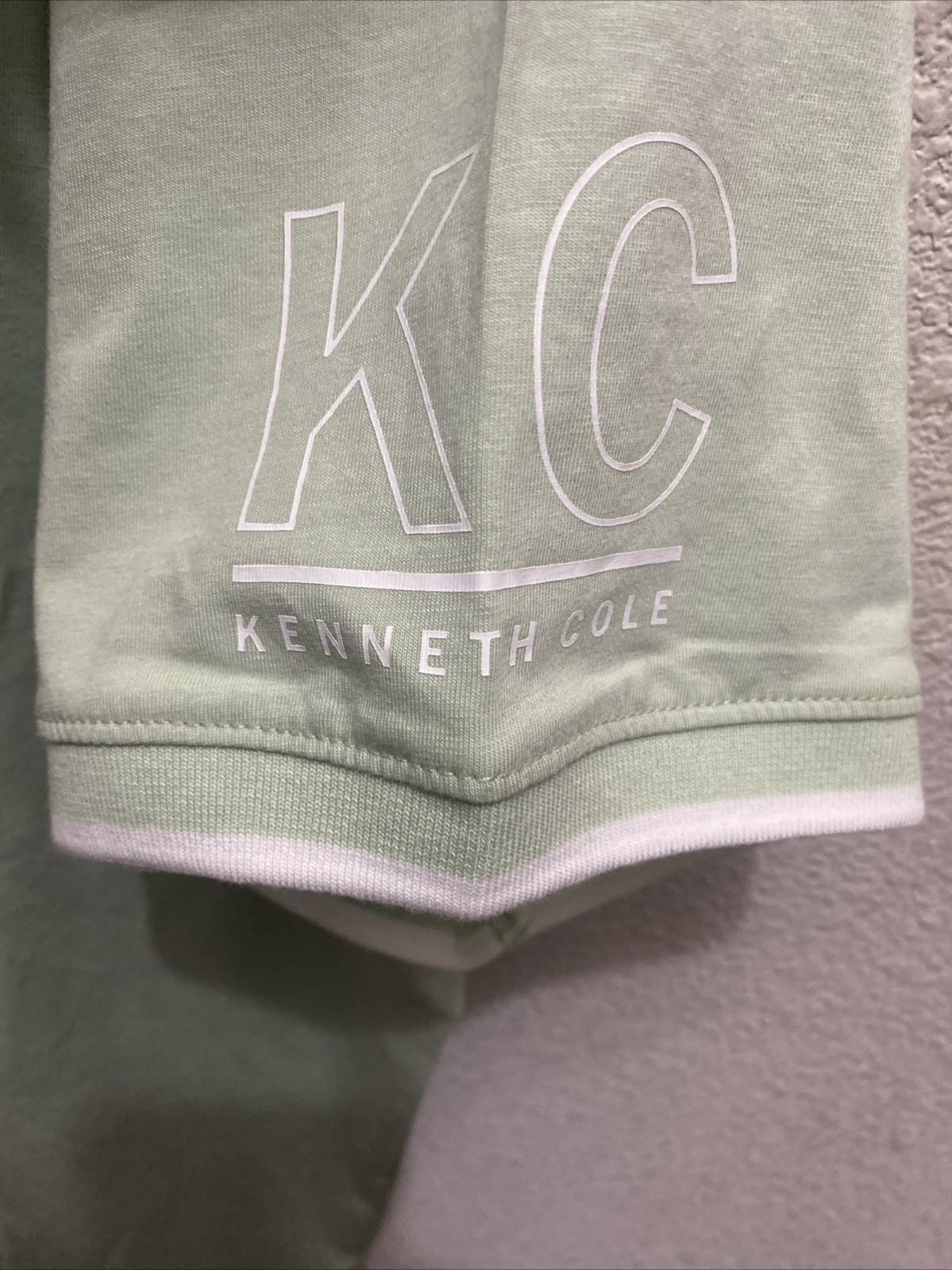 Kenneth Cole Men’s XL Green Short Sleeve Crew Neck Chest Text Logo T-shirt NWT