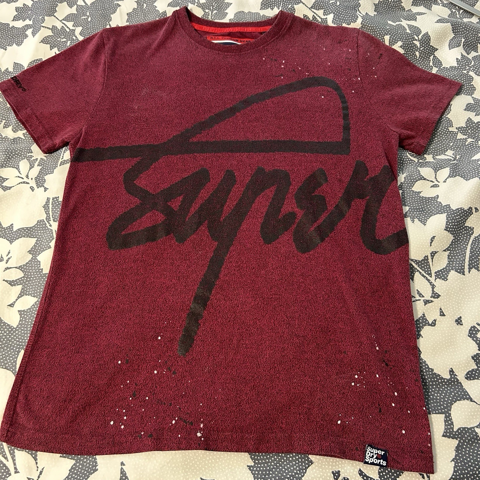 Superdry Sport NYC 1984 Men M Tee Burgundy Red Paint Splatter Top M10004SR