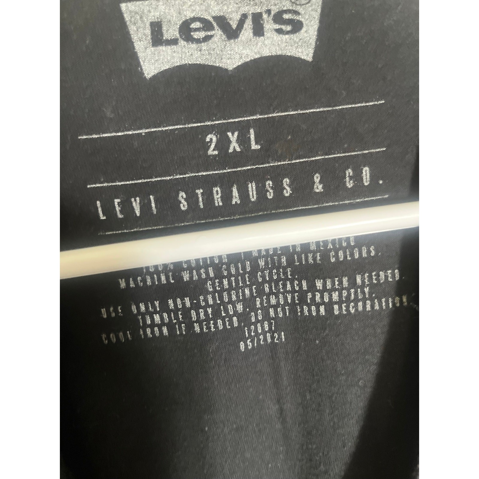 Levi’s XXL mens black T-shirt w/graphic design-used good