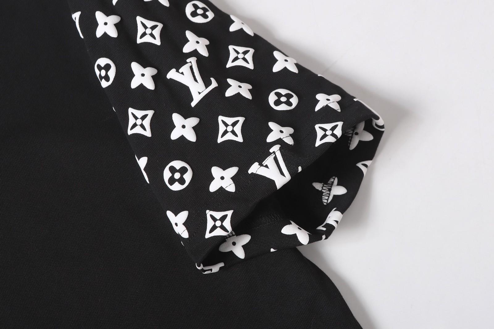 men casual round neck short sleeve men black T-shirt size M/L/XL
