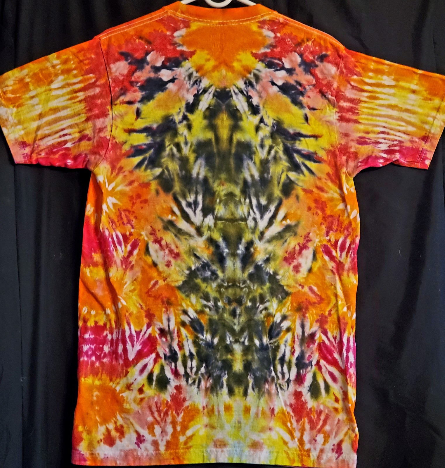 HANES 100% SIZE MEDIUM Cotton Tye Dyed Shirt Pre-washed WON’T FADE VERY SOFT