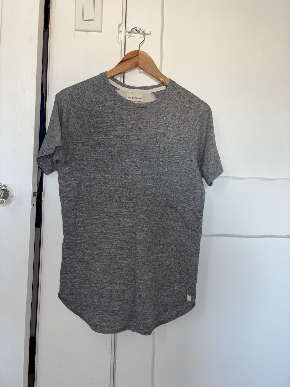 On The Byas Men’s Gray Longer Length Solid Knit Crew Neck T-Shirt Size S