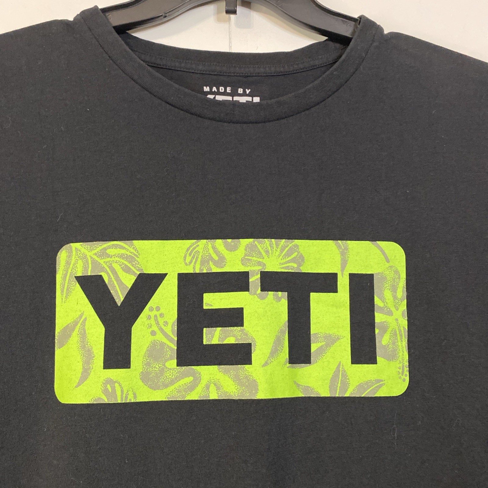 YETI Shirt Mens XL Black Green Logo Graphic T-Shirt Tee Cotton Blend Crewneck