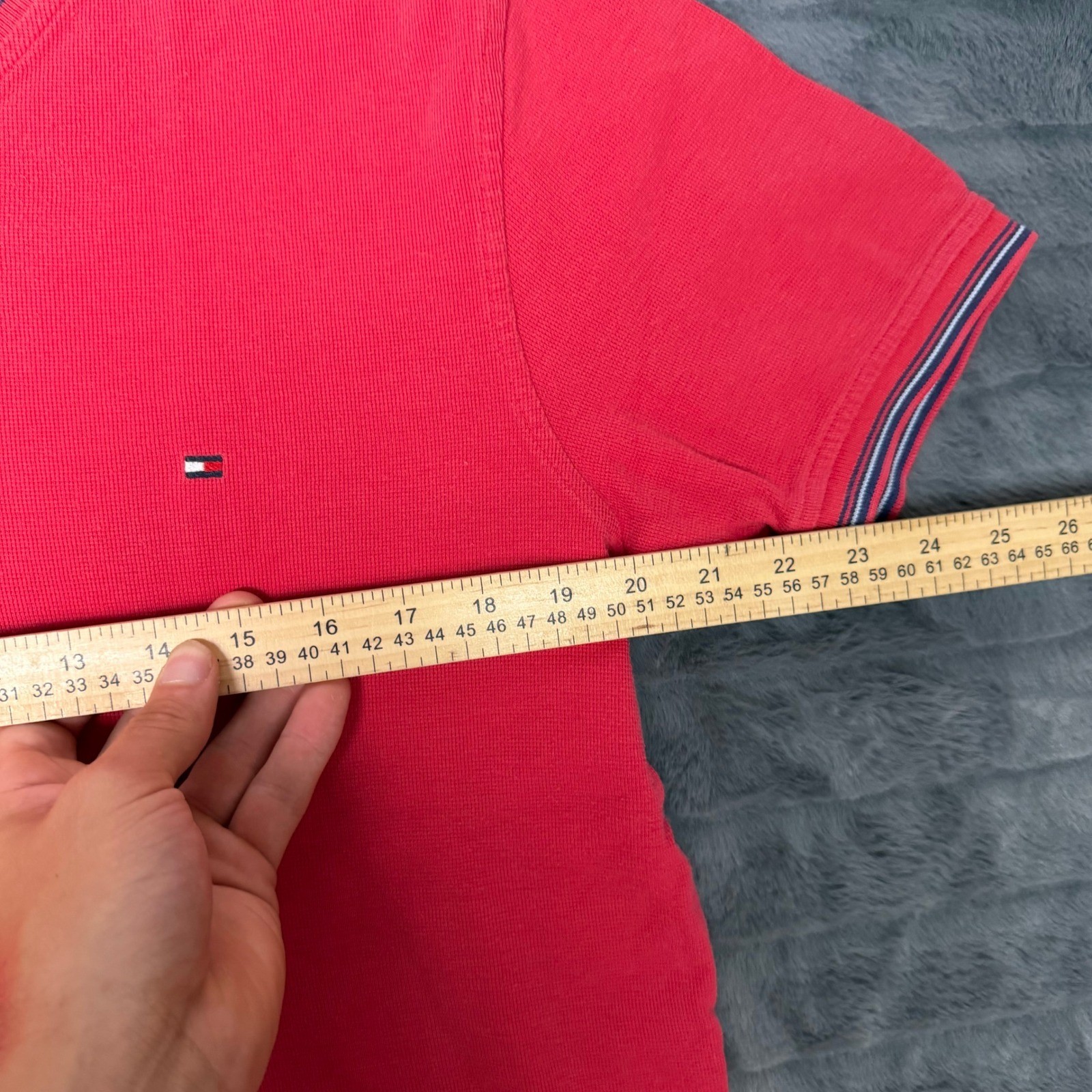 Tommy Hilfiger V-Neck T-Shirt Mens Medium Red Striped Trim Cotton Logo