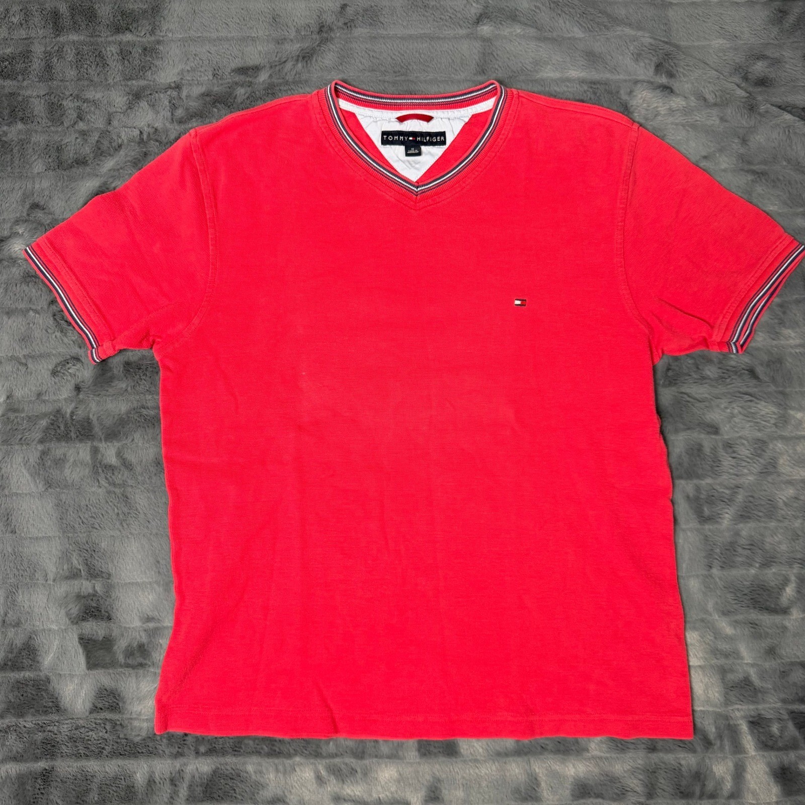 Tommy Hilfiger V-Neck T-Shirt Mens Medium Red Striped Trim Cotton Logo