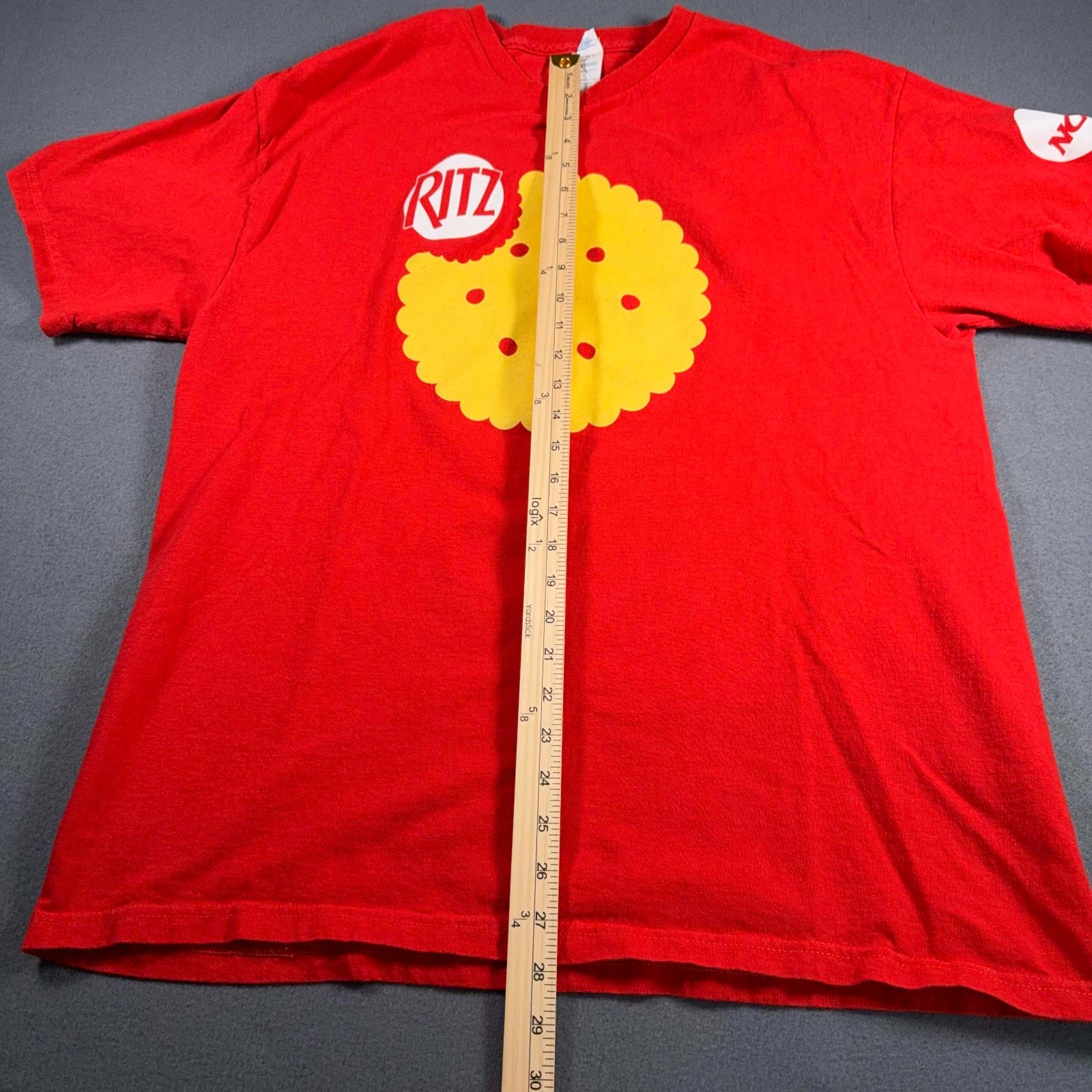 NCAA Ritz Cracker T-Shirt – X-Large Red College Football Good Condition! Mens XL
