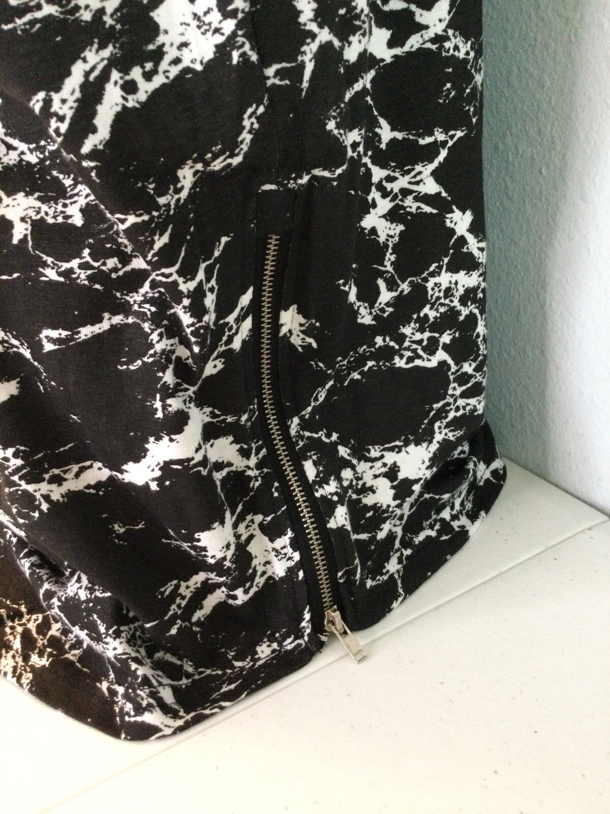 BROOKLYN CLOTH Black and White Men’s Tee. Pleated Shoulders. Side Zippers. Sz M.