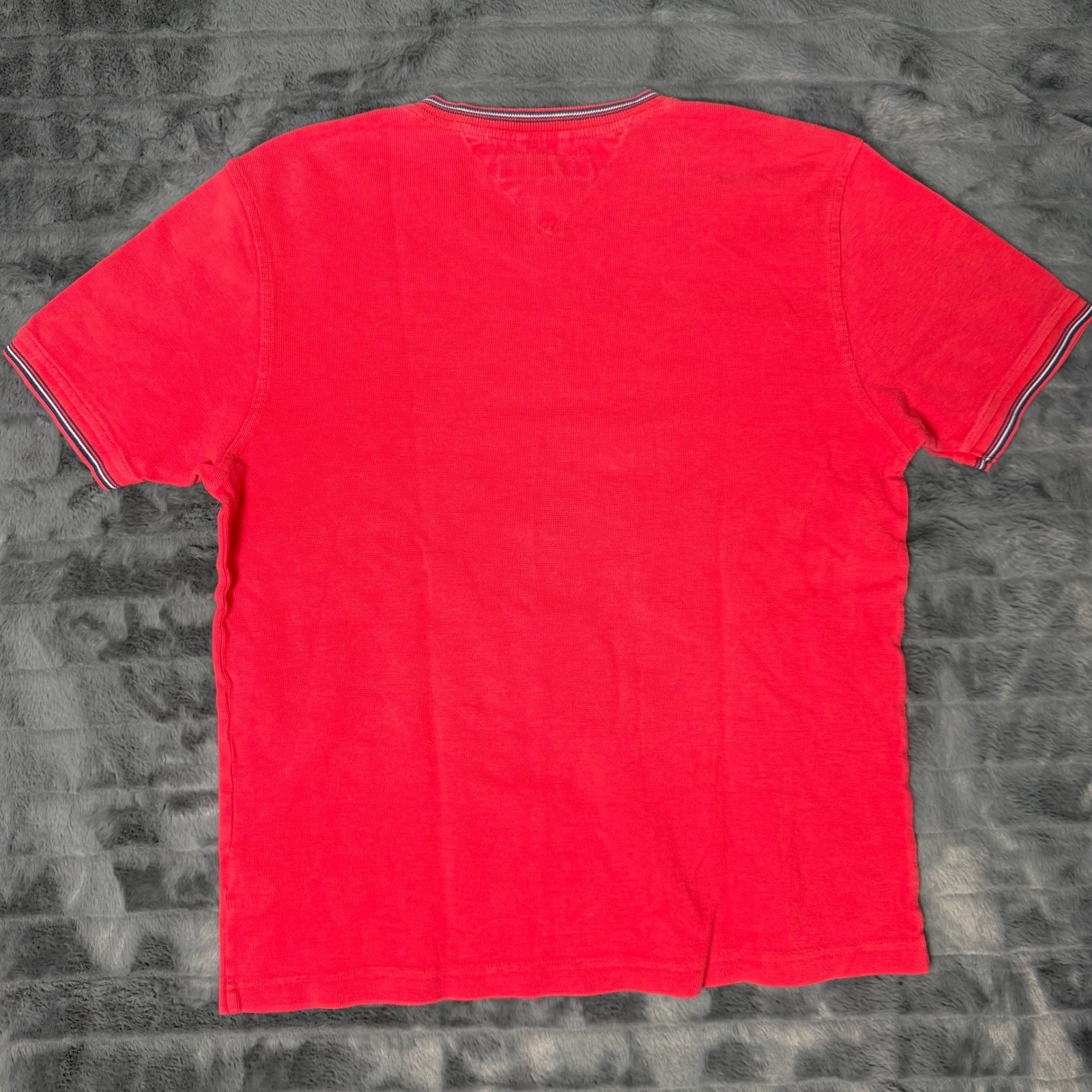 Tommy Hilfiger V-Neck T-Shirt Mens Medium Red Striped Trim Cotton Logo