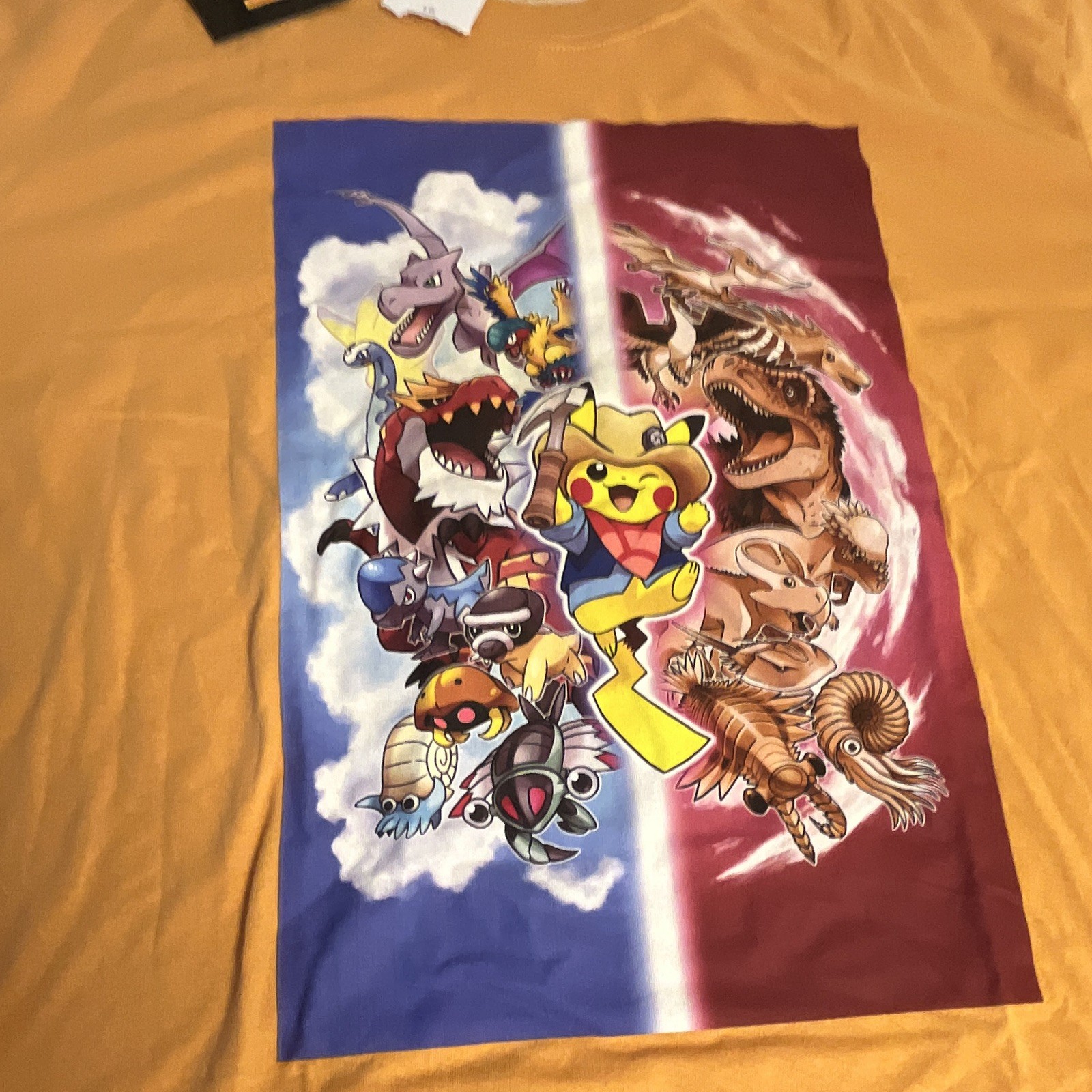 Pokémon Fossil Museum Pikachu Graphic Print Yellow Crew Neck T-Shirt Men L/G