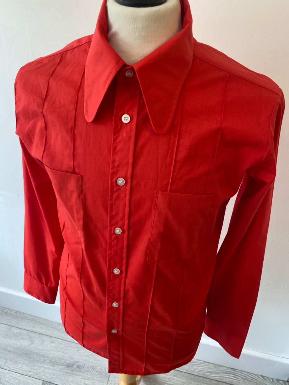Vintage mens 70’s EUROCHIC RED BEAGLE COLLAR SEAMED POLY/COTTON SHIRT 38″