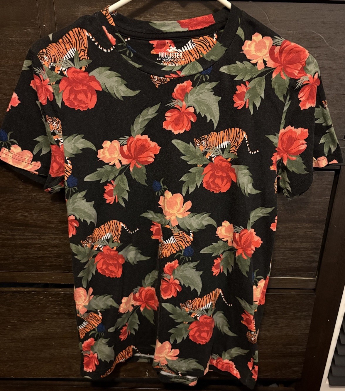 hollister must have collection t shirt with tigers & roses size xs
