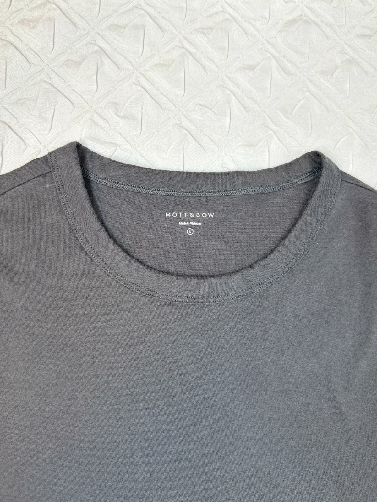 Mott & Bow Lot of 2 Driggs Classic Crew T-shirts SZ Large Capsule Elevated Basic