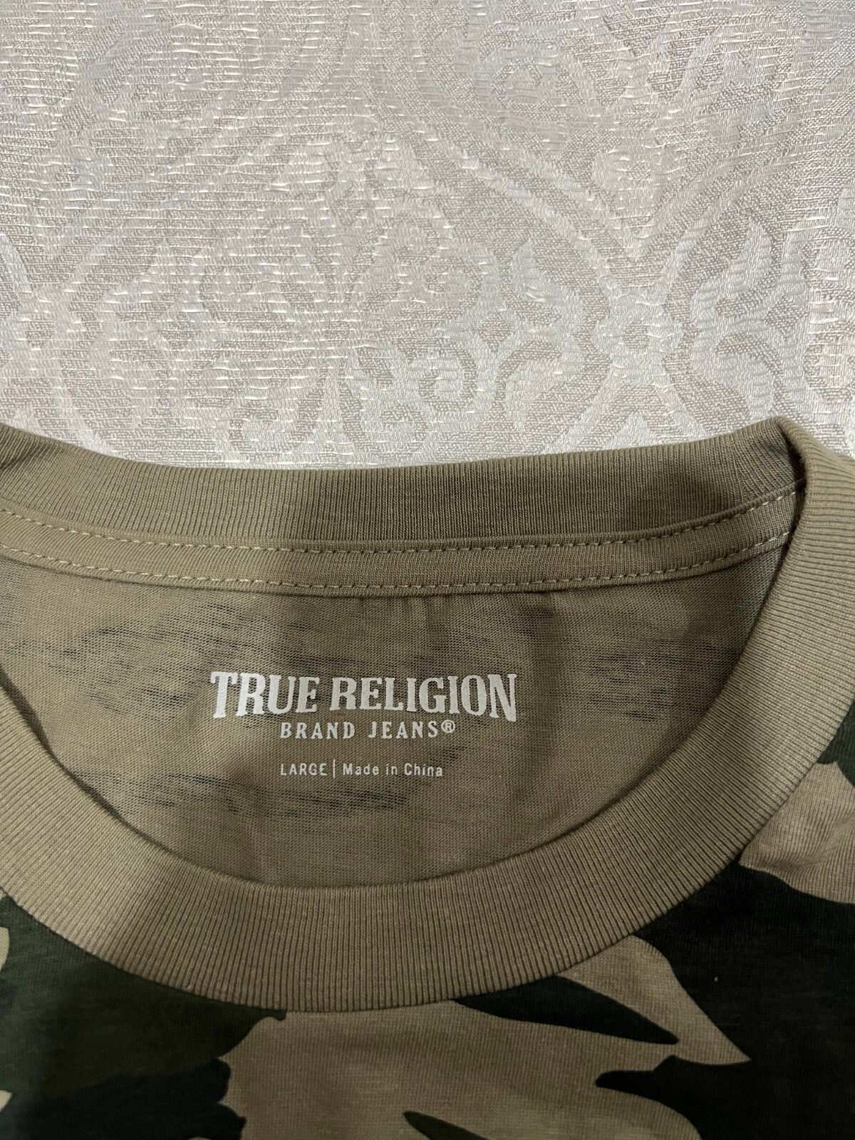 True Religion Men’s Size L Green Camo Arch Logo Crew Neck Tee $69 NWT #106190