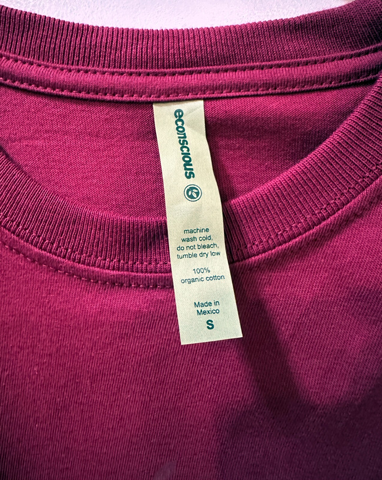 Econscious Apple Computers Store Employee Shirt Mac Logo Burgundy Red Wine Small