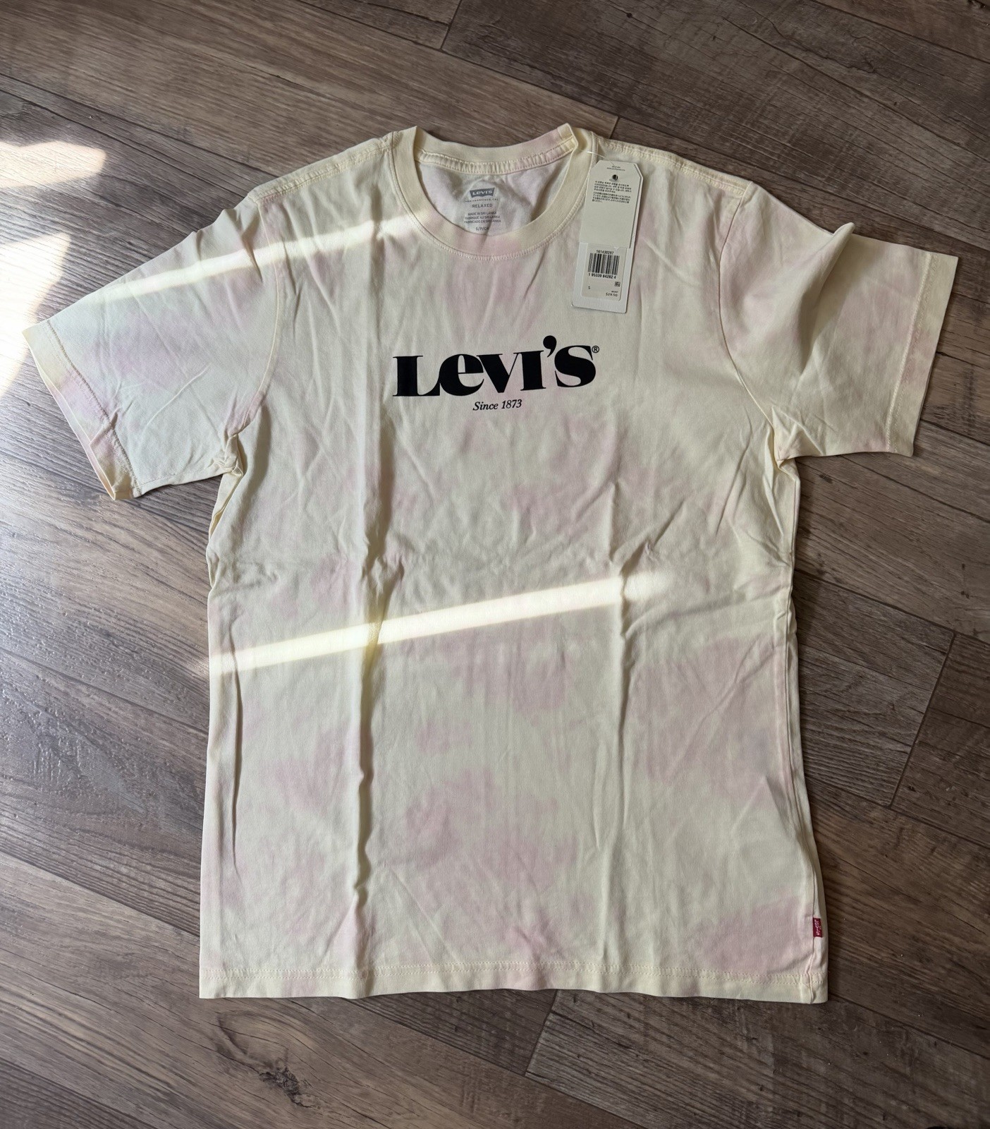 Levi’s Men’s Pastel Yellow & Pink Logo Tee. Size Small. Relaxed fit. New W/Tags