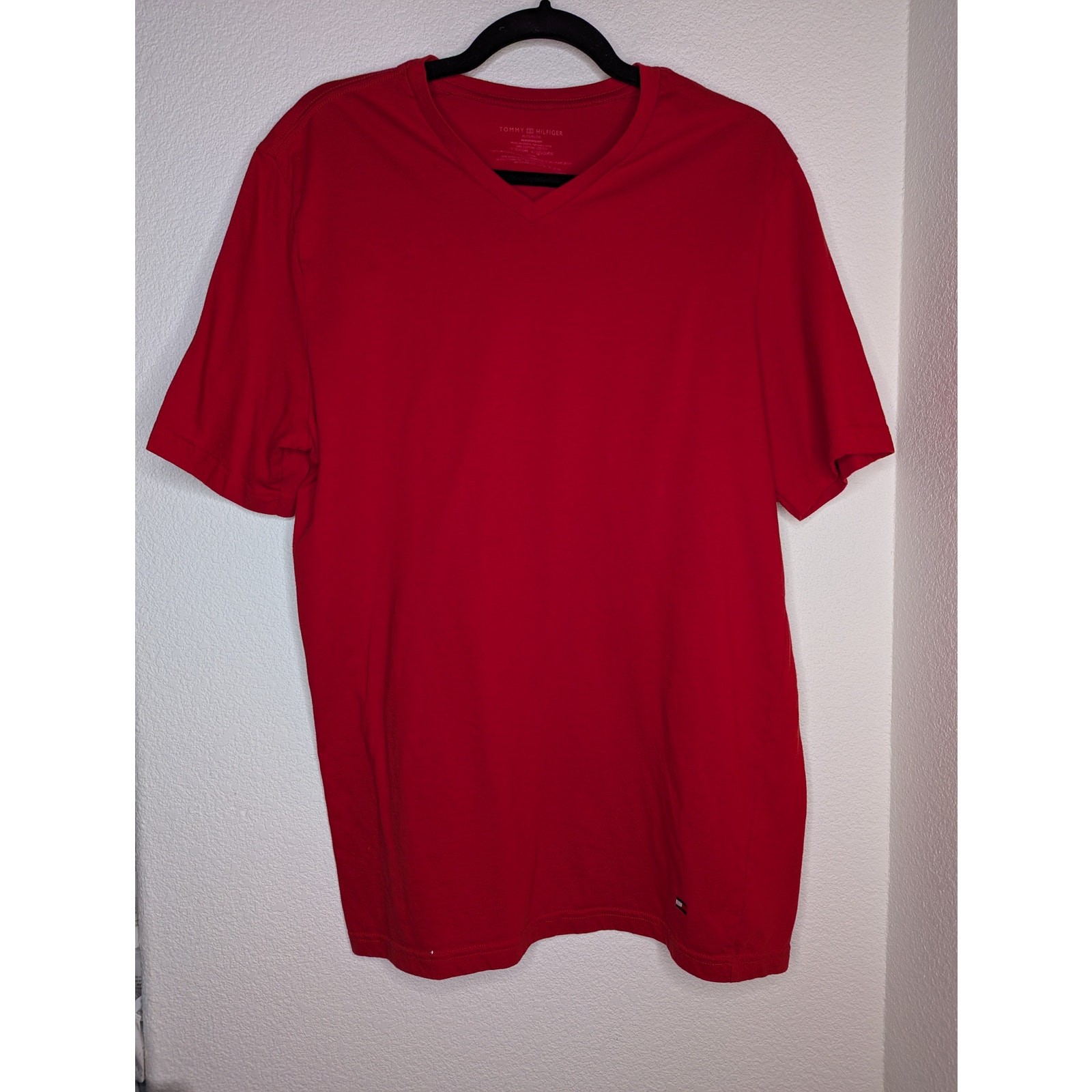 Tommy Hilfiger Men’s Cherry V Neck Basic Tee XL Travel Casual Beach Preppy Chic