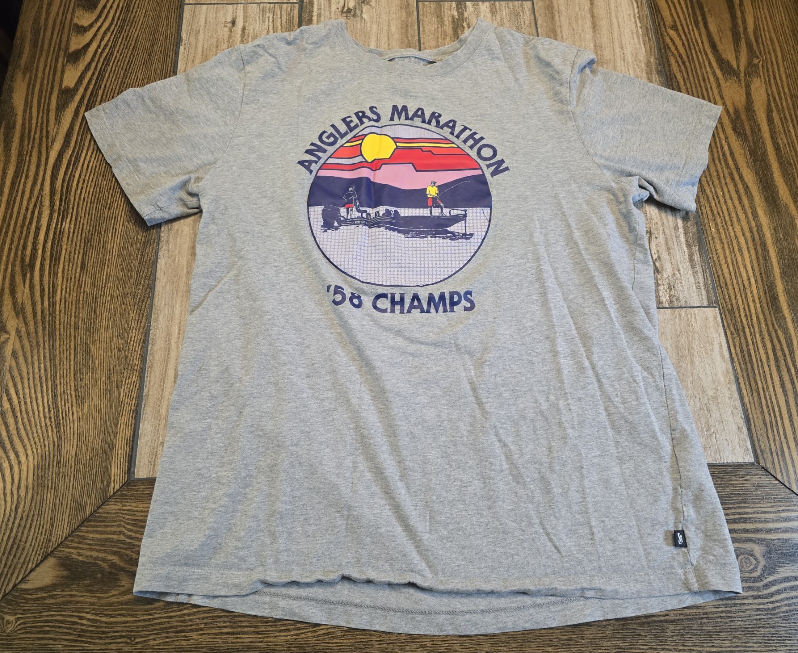 Nike SB Anglers Marathon ‘58 Champs T-Shirt Gray Graphic Tee Men’s Large