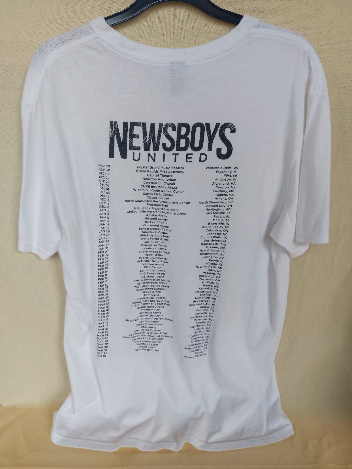 District White Round Neck T-shirt Size M – DB006