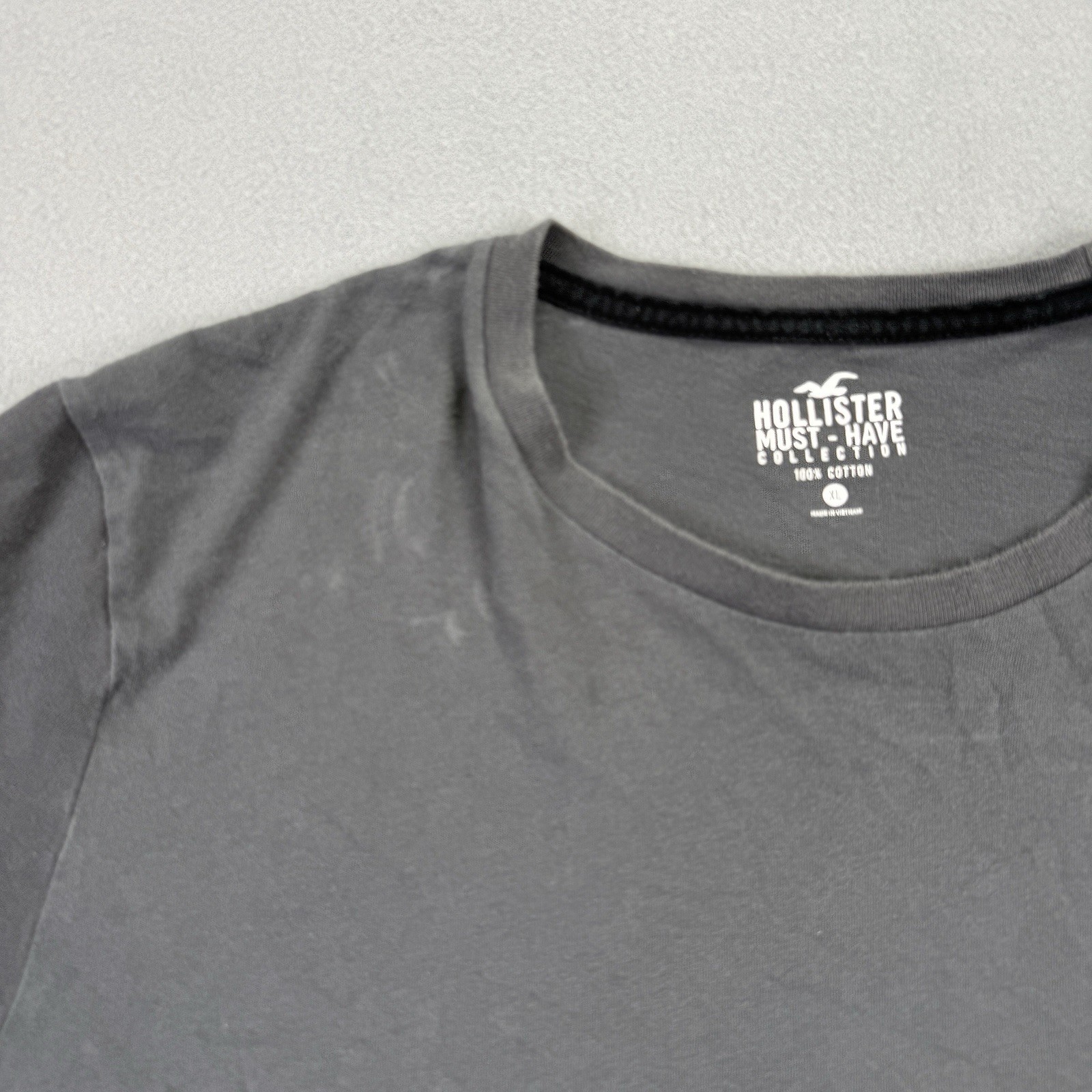 Hollister T Shirt Mens XL Gray Must Have Collection Embroidered Logo Crewneck