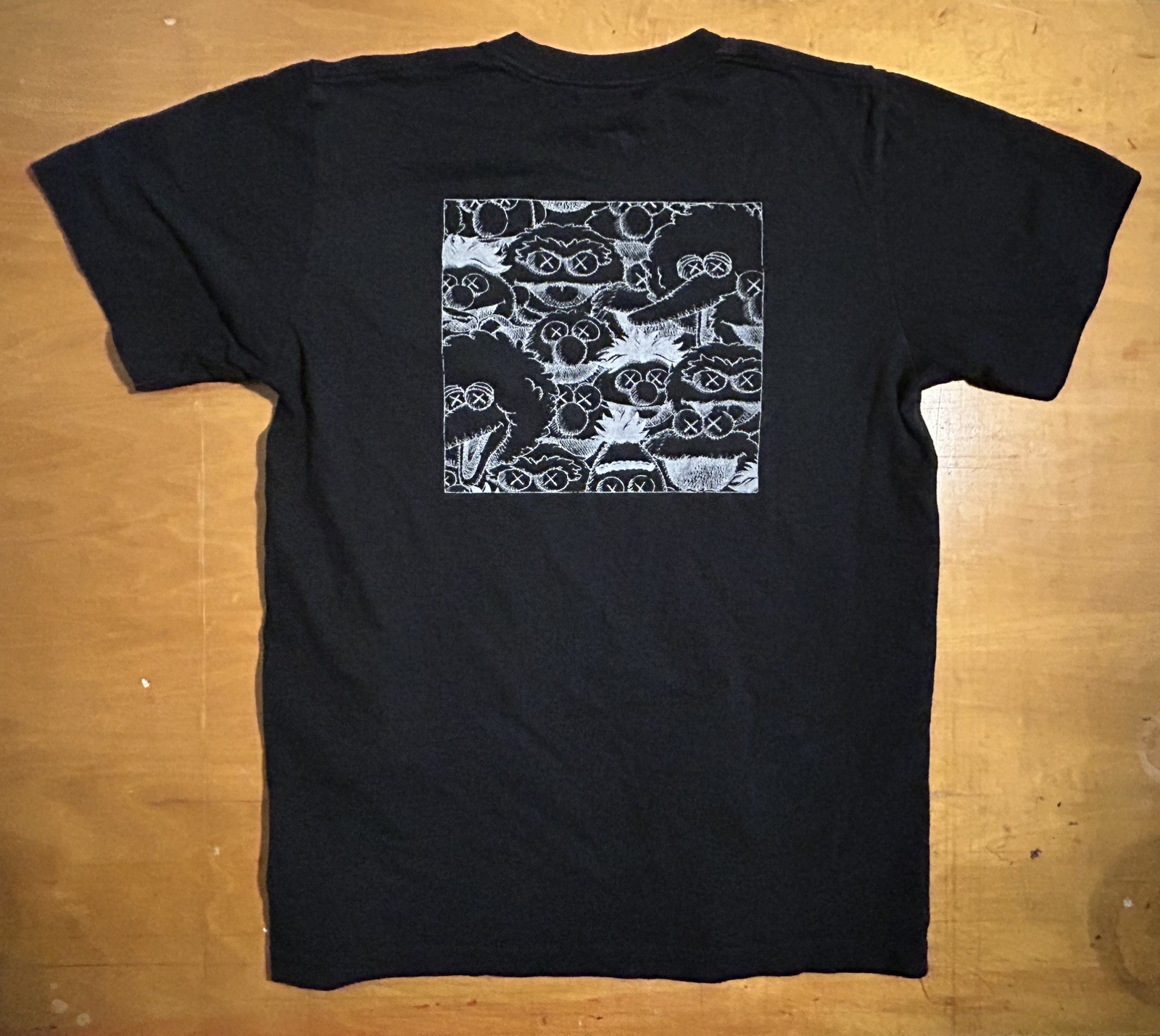 Uniqlo UT KAWS Sesame Street Shirt Mens XL Black Graphic Print Casual Pocket Tee