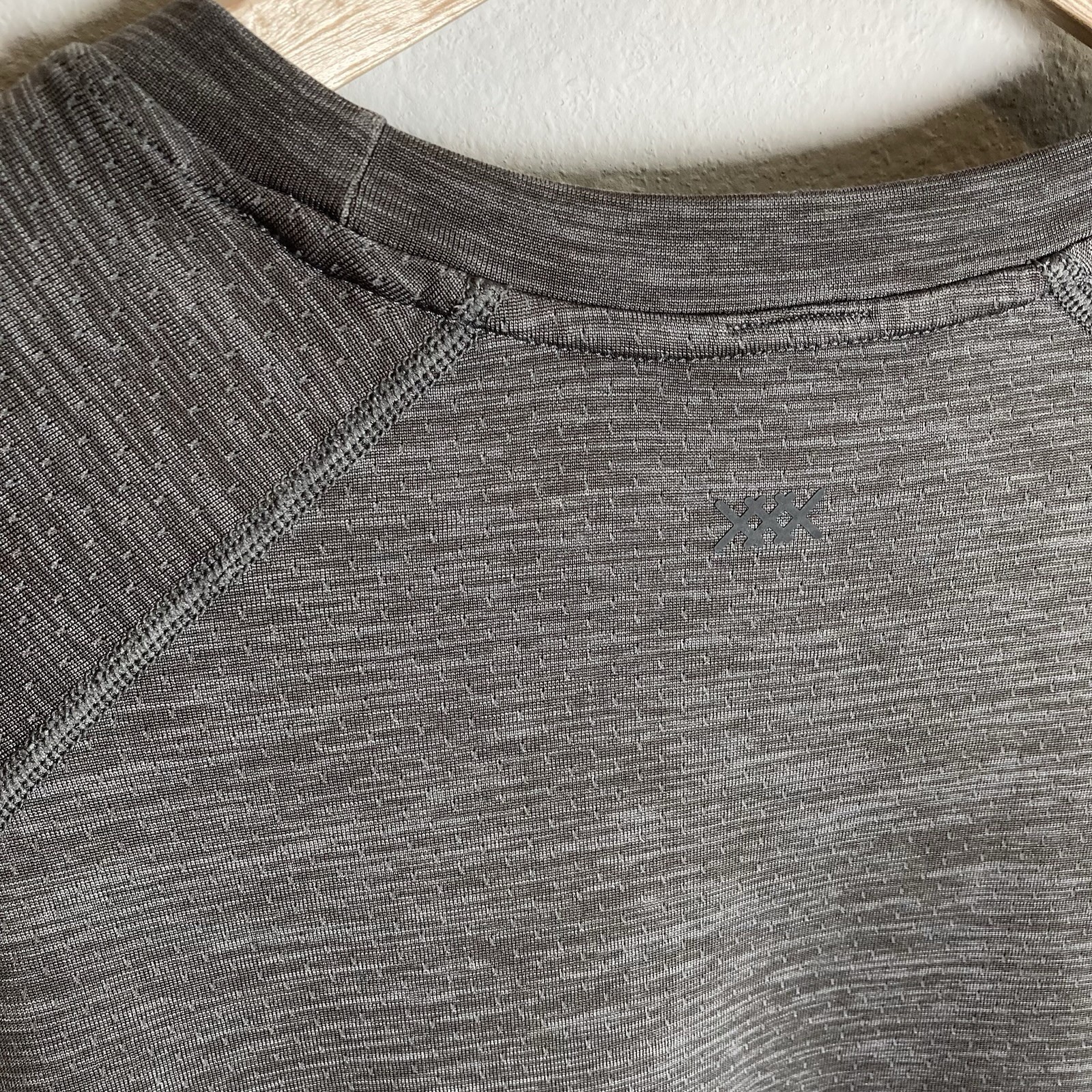 Rhone Reign Tech T-Shirt Mens M Gray Short Sleeve Workout Athletic Performance