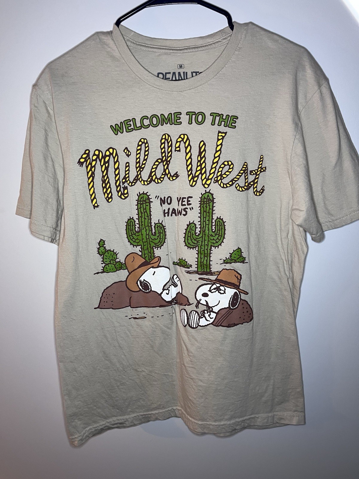 Peanuts Snoopy Mild West Graphic Print Men’s Beige Short Sleeve T-Shirt Size M