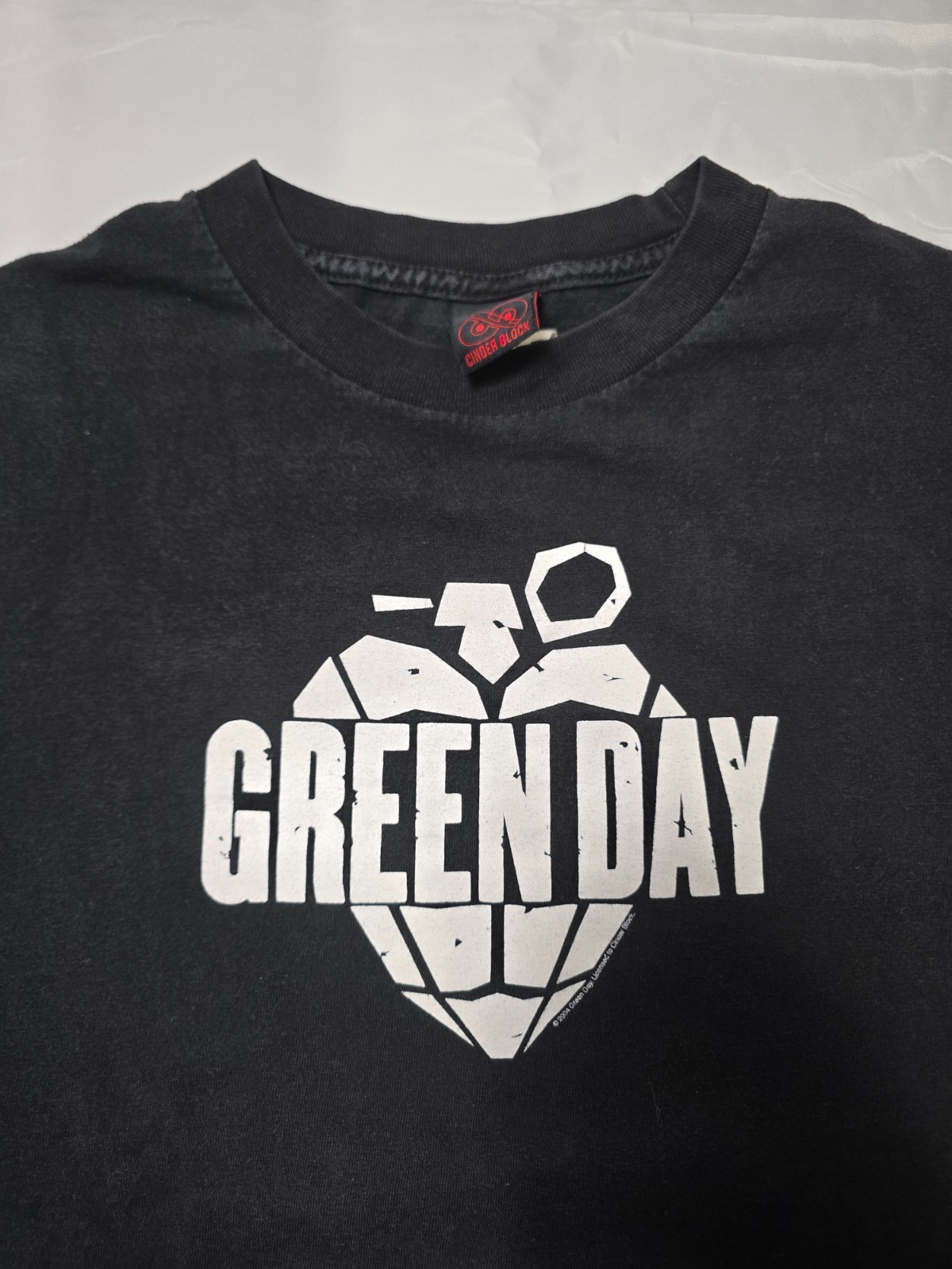 Size L – vintage Y2K 2004 Green Day American Idiot heart grenade logo t-shirt