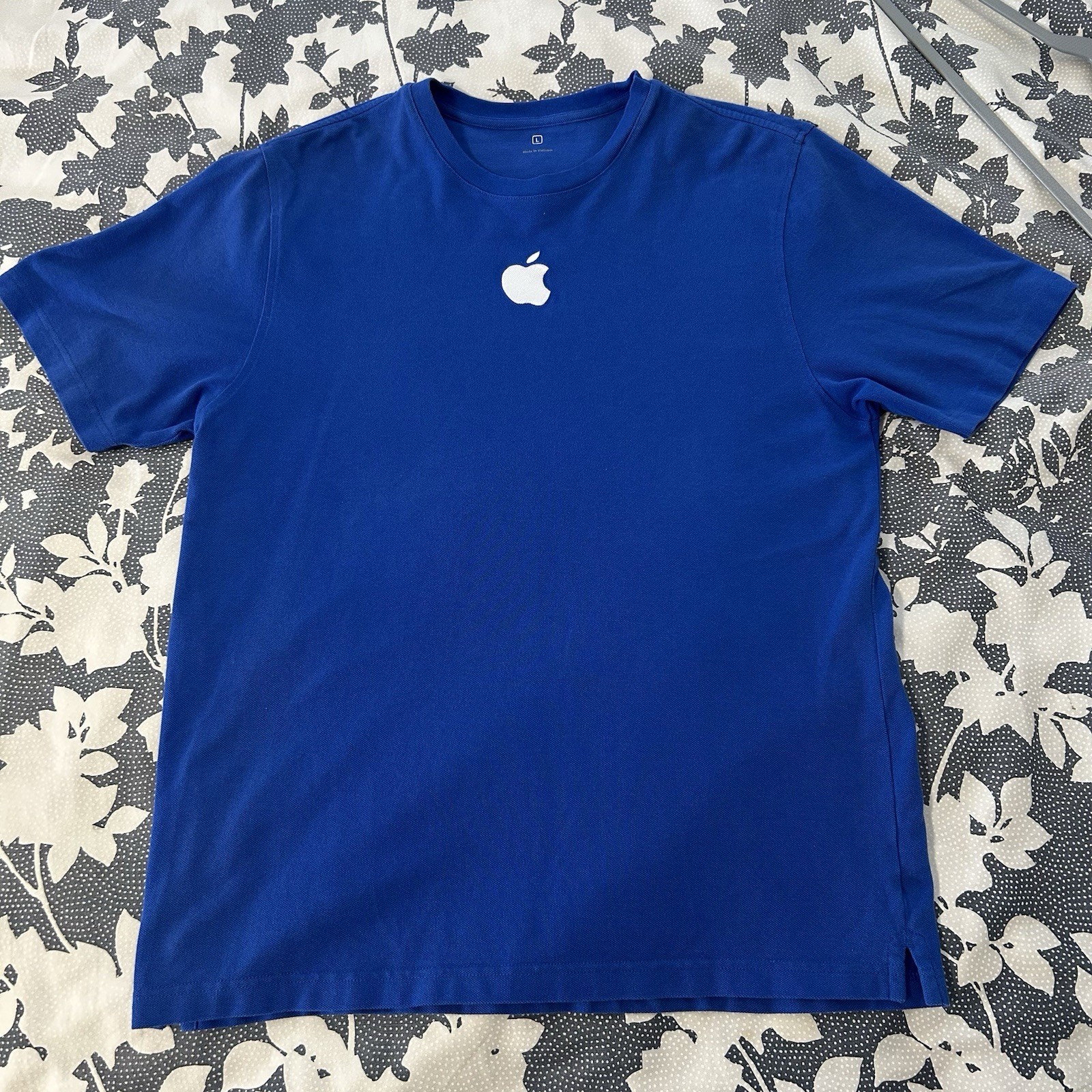 Official Apple Store Employee Uniform T-Shirt Blue Embroidered Logo Size L