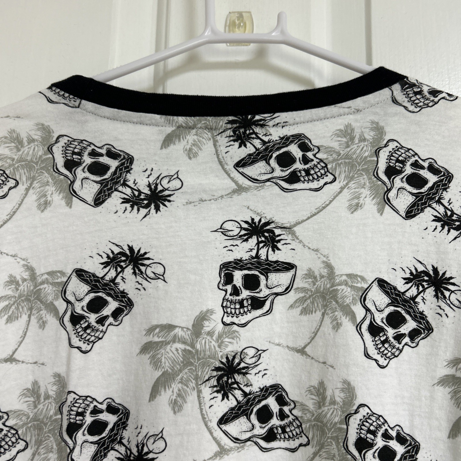 WXYZ Men’s Medium White Skull Palm Tree All Over Print AOP T-Shirt