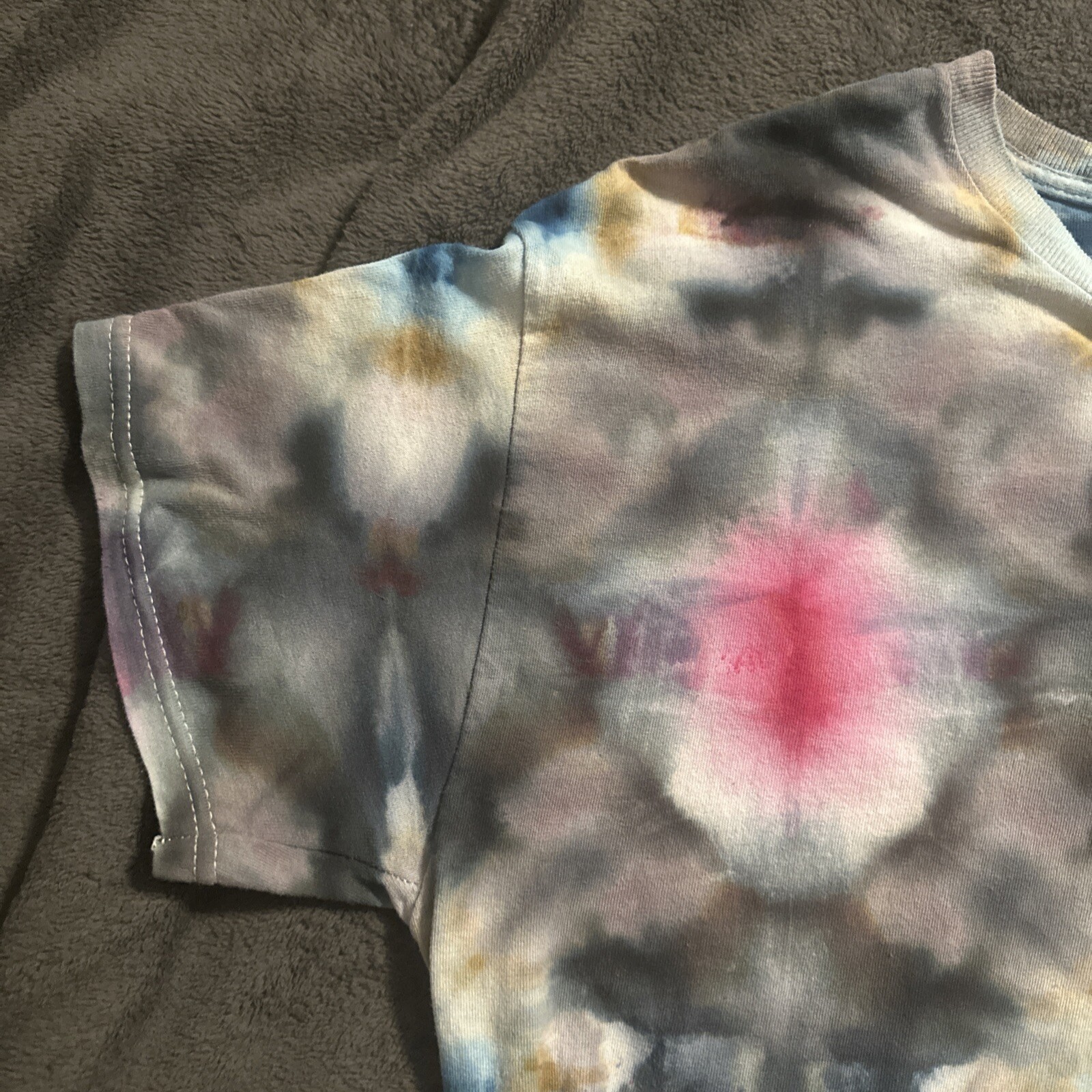 GILDAN TIE DYE Medium SHORT SLEEVE GRAY PINK BLUE RED Swirl OF MANY COLORS