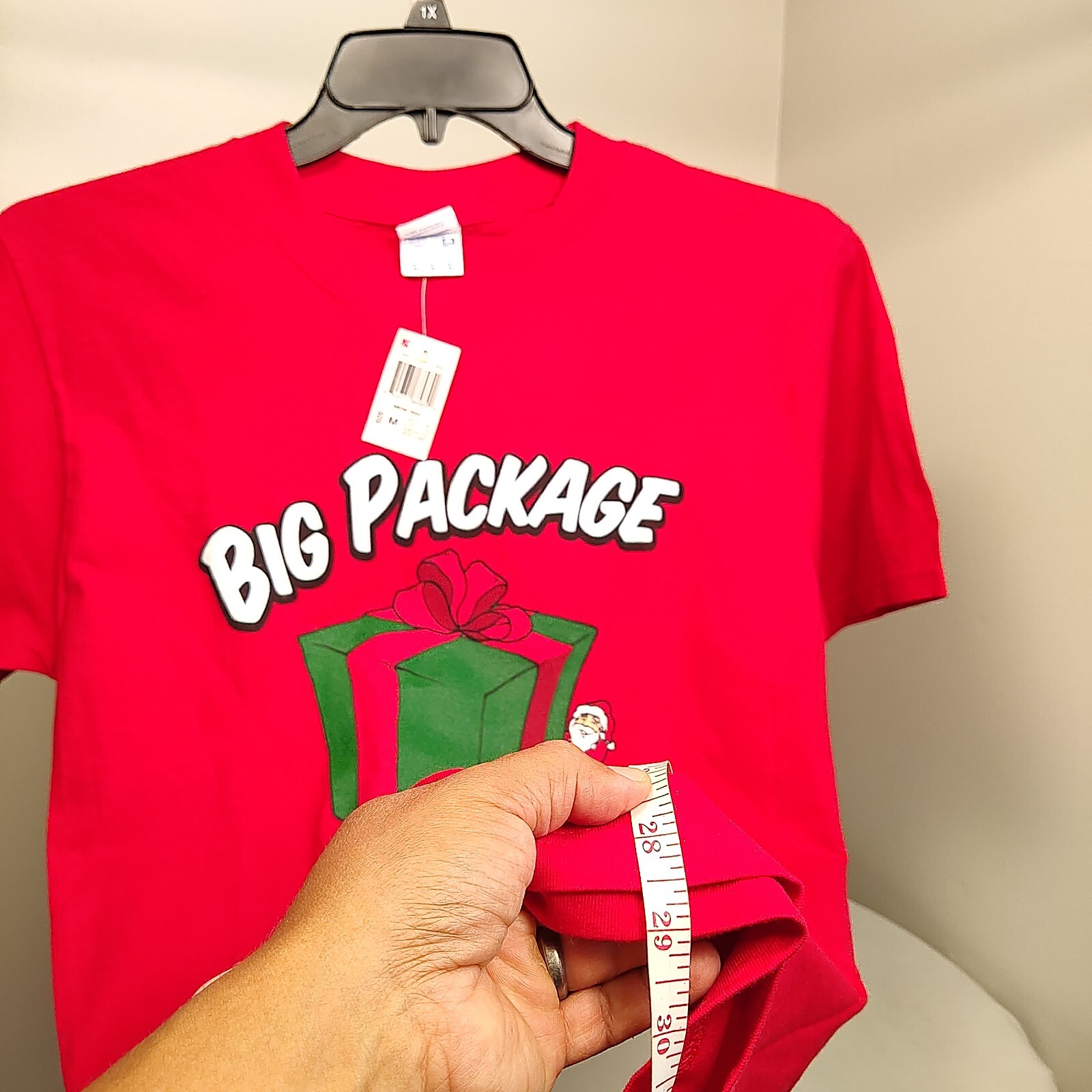Funny Unisex T Shirt Medium Red Christmas Themed “Big Package Coming Thru!”