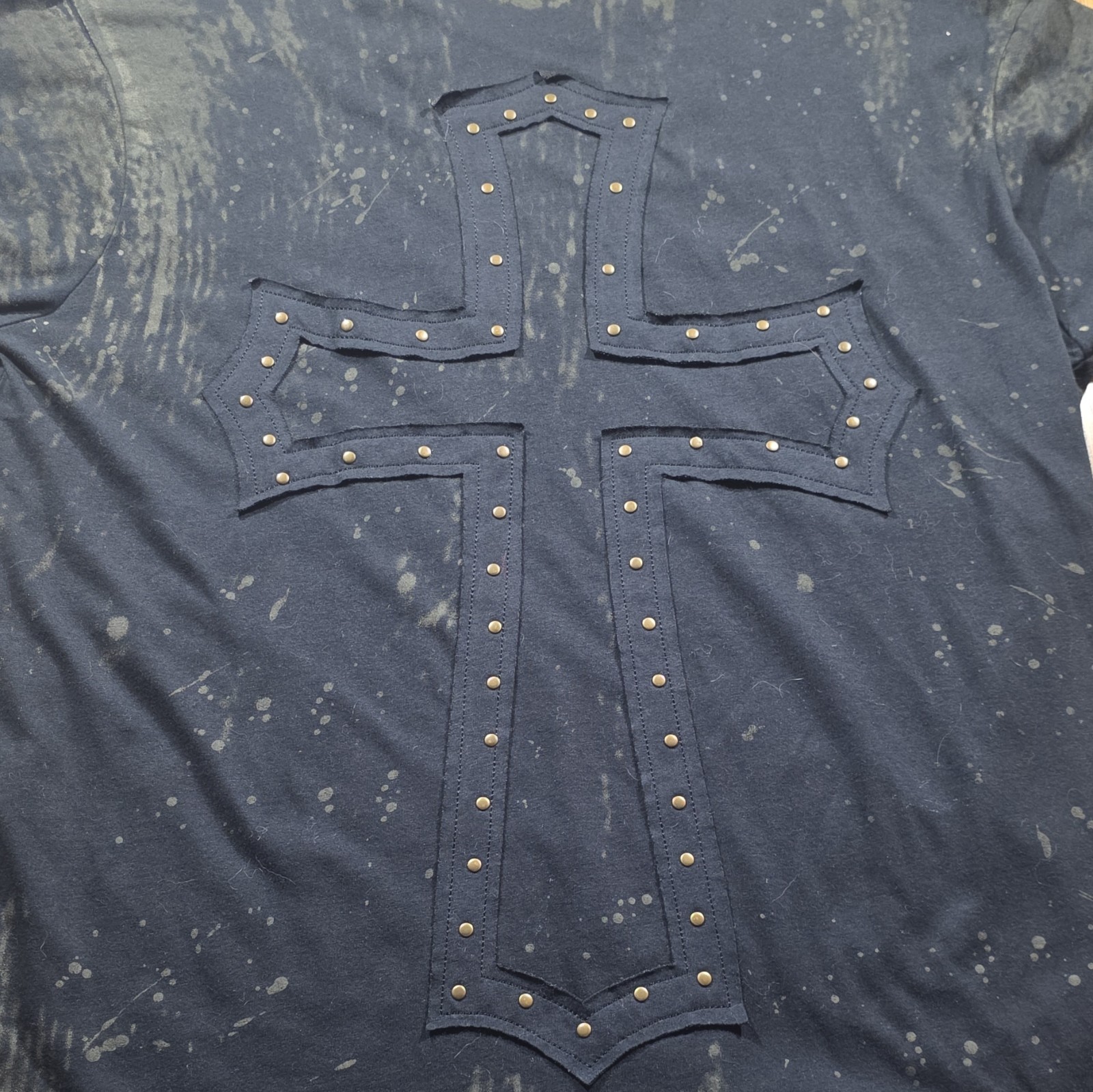 Affliction Book Of The Dead Men’s Large Black Studded Cross Skull Tee