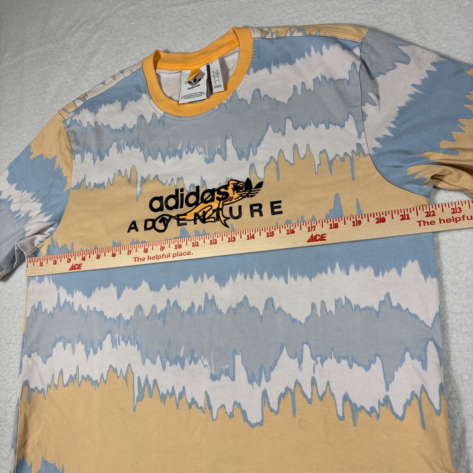 Adidas Men’s Adventure Chameleon Logo Shirt Size Large in Multi-Colors