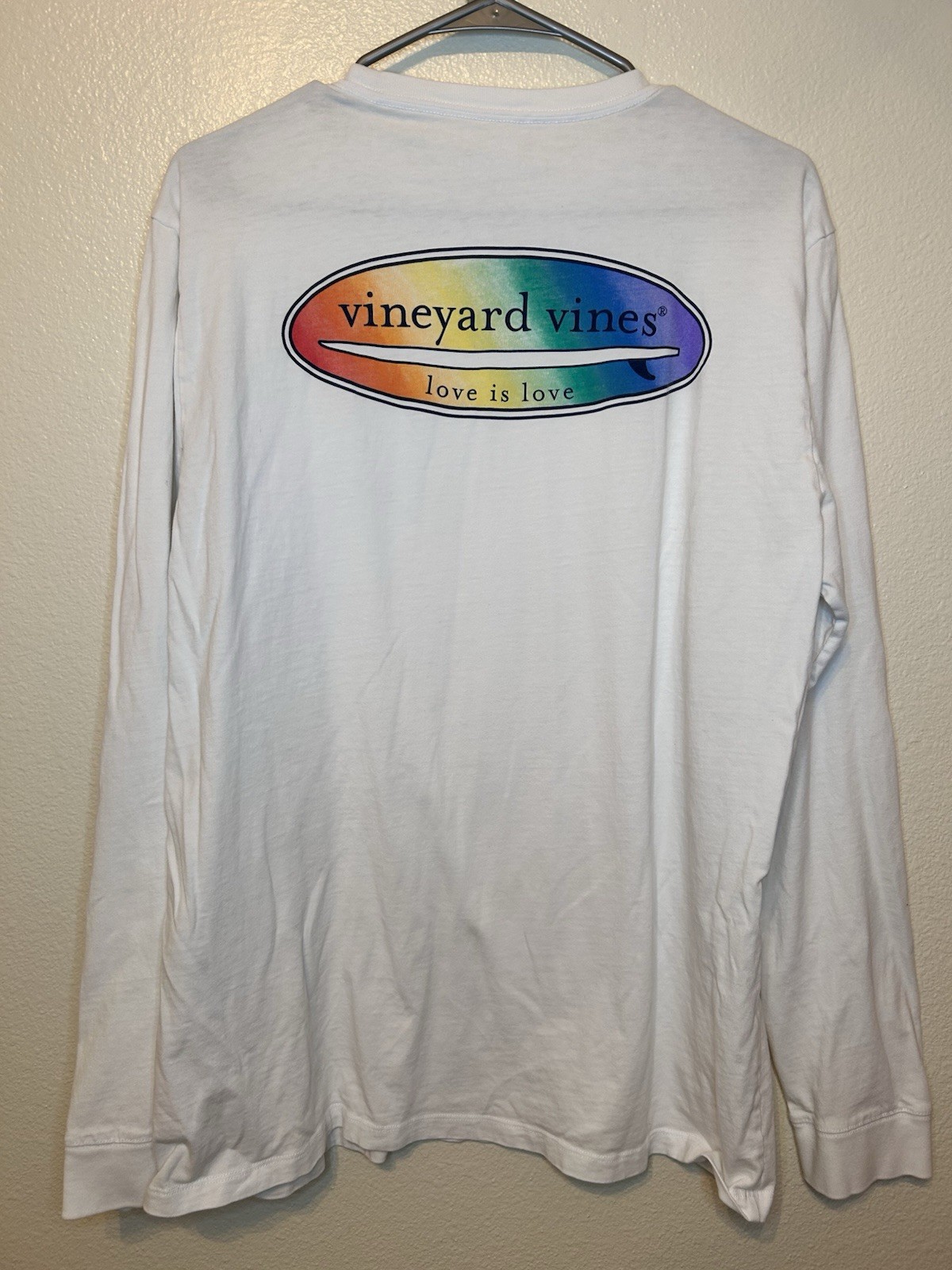 Vineyard Vines Love Is Love Shirt Large Preowned Pride LGBTQ Surfboard BG3