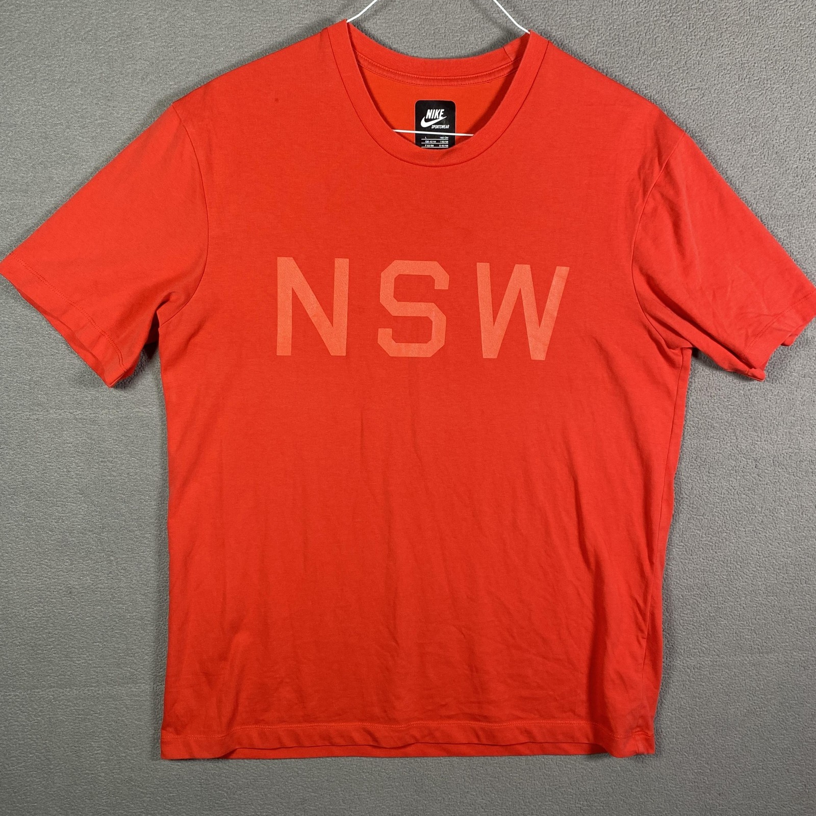 Nike NSW Shirt Mens Large Red Graphic Tee Sportswear Logo Casual Crewneck