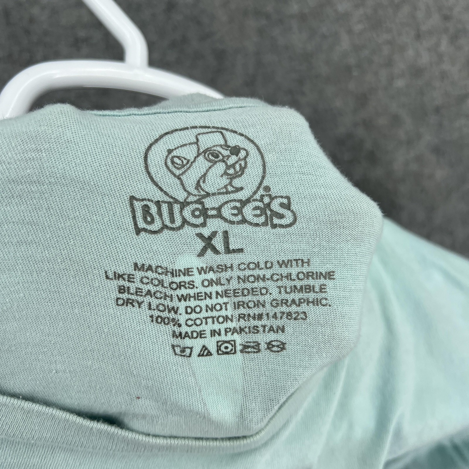 Buc-ee’s Shirt Mens XL Green Short Sleeve Bunny Easter Graphic Crew Neck Tagless